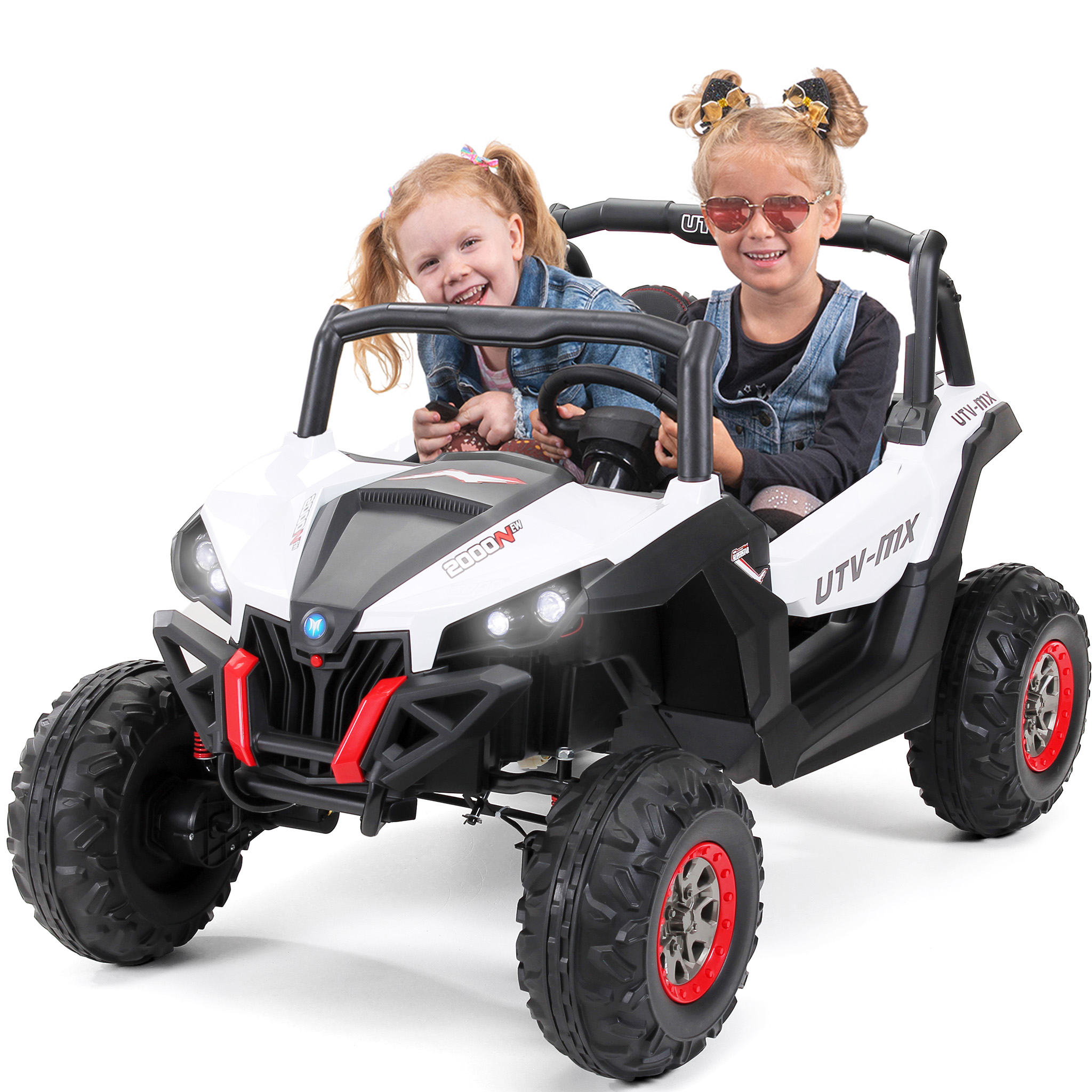 Zwei Mädchen in einem weißen und schwarzen UTV-MIX Spielzeugauto. Sie lächeln und tragen Sonnenbrillen.