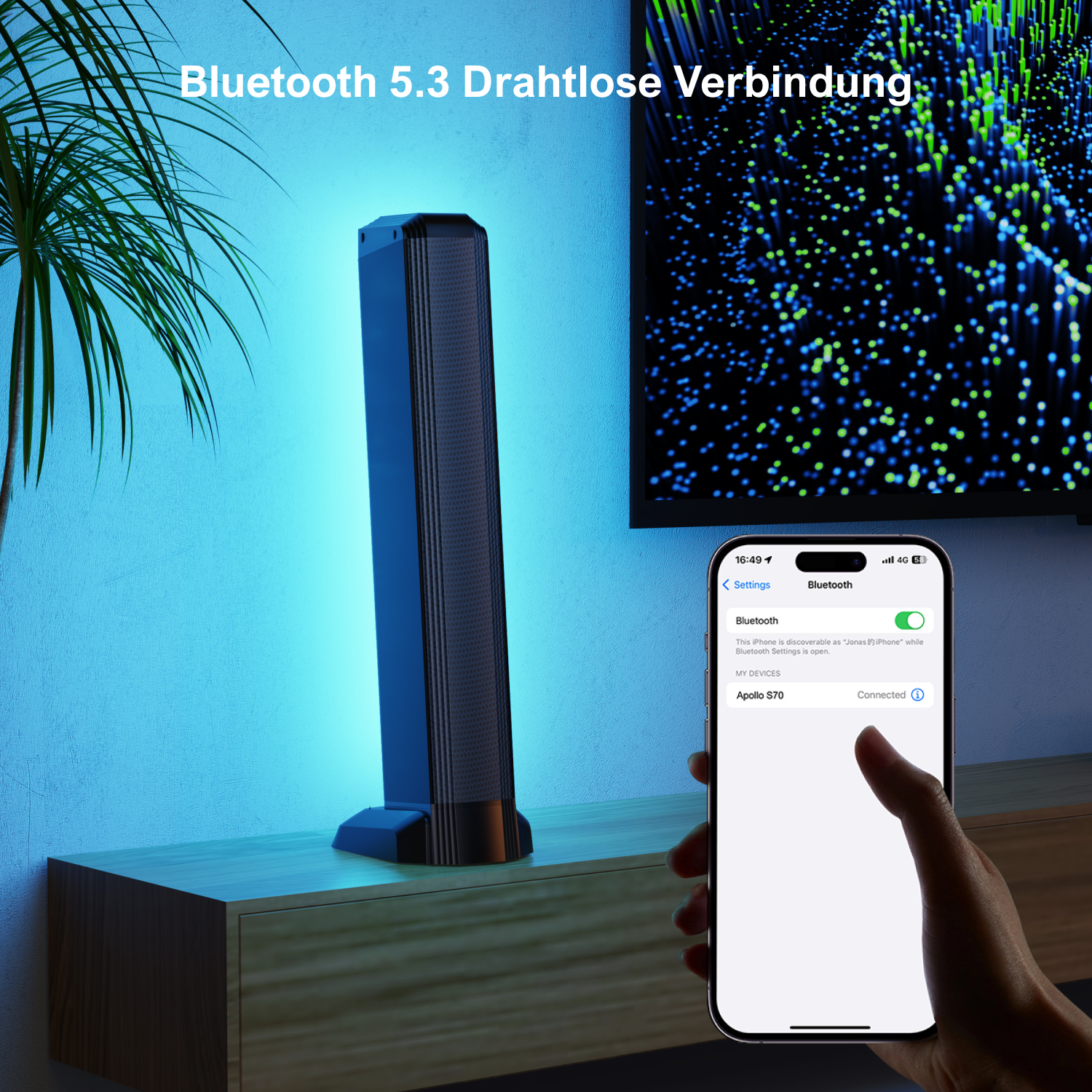 Ein schwarzer Lautsprecher mit blauem Licht steht auf einem Tisch. Ein Telefonbildschirm zeigt ein verbundenes Bluetooth-Gerät.