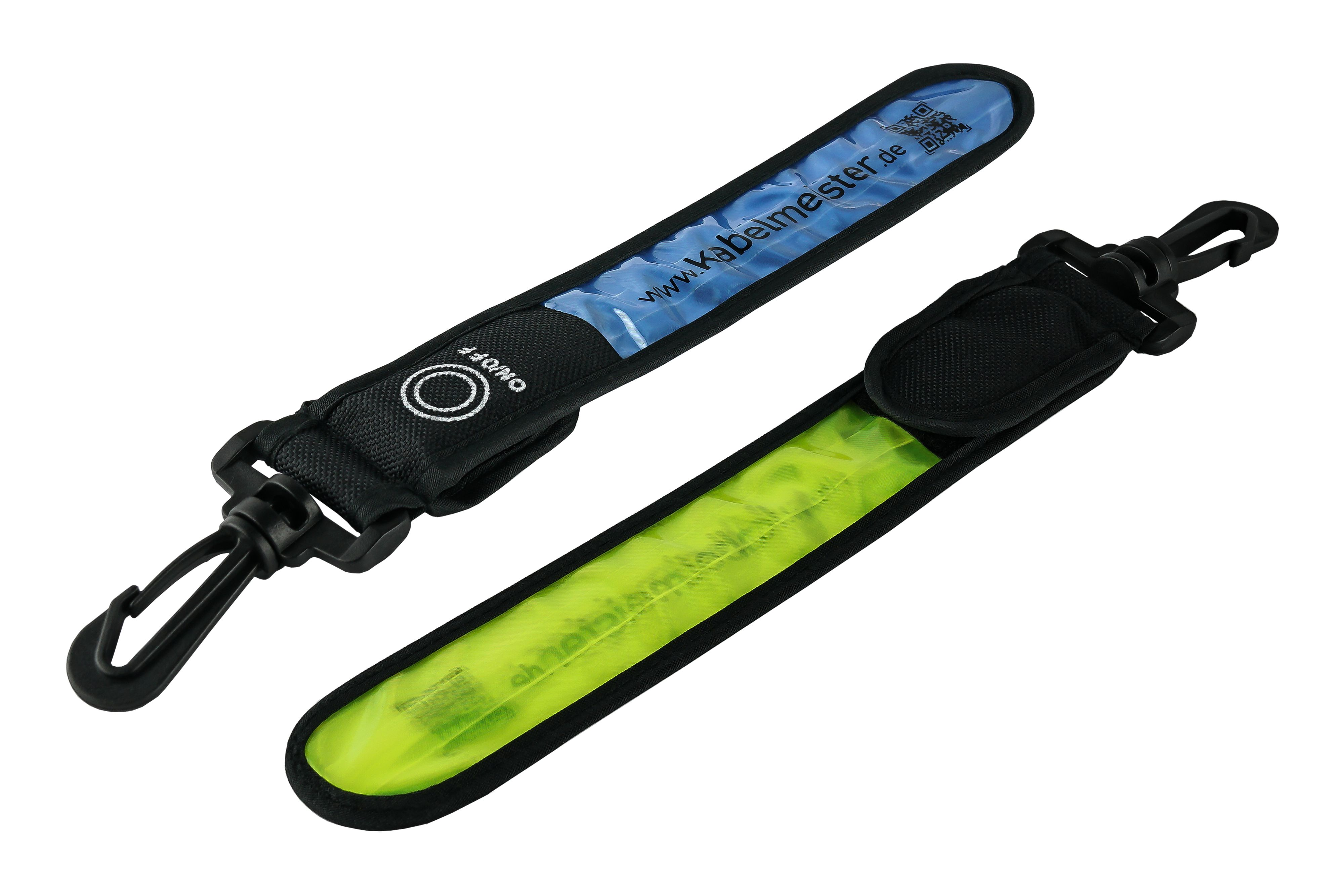 Zwei reflektierende Sicherheitsbänder. Eines blau mit weißem Text, eines gelb in schwarzem Etui, beide mit schwarzen Clips.