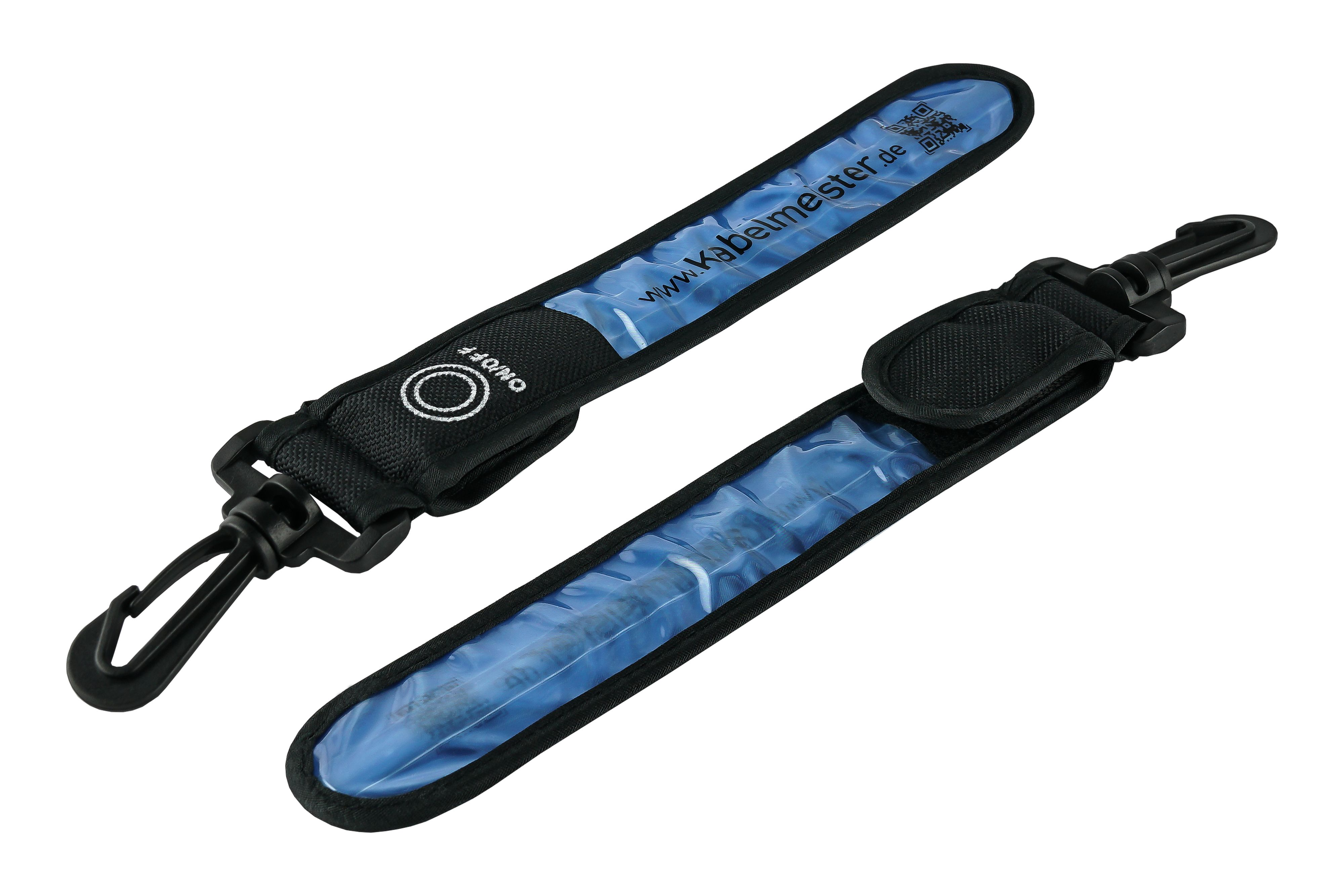 Schwarze Kabelorganisatoren mit blauen Akzenten. Einer offen, einer mit Haken.