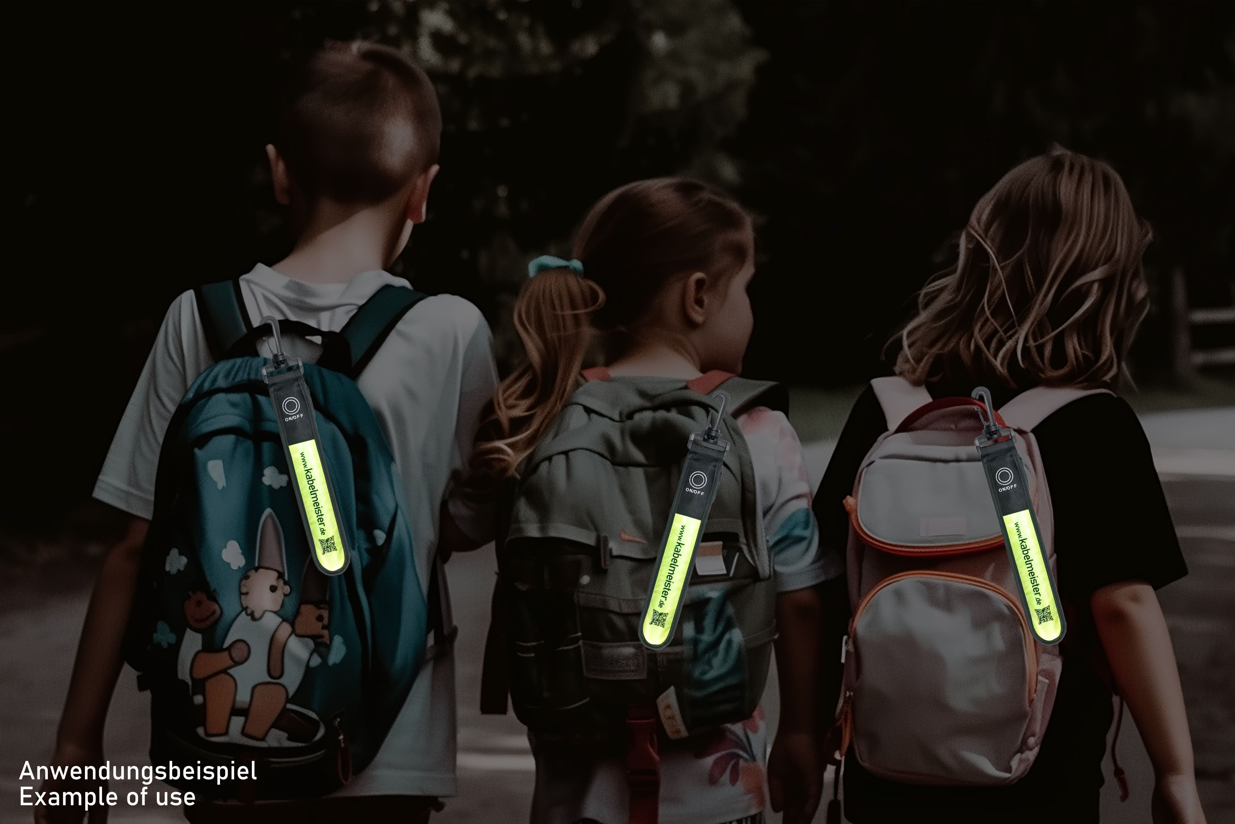 Drei Kinder tragen reflektierende Sicherheitsanhänger auf ihren Rucksäcken und gehen einen Weg entlang.
