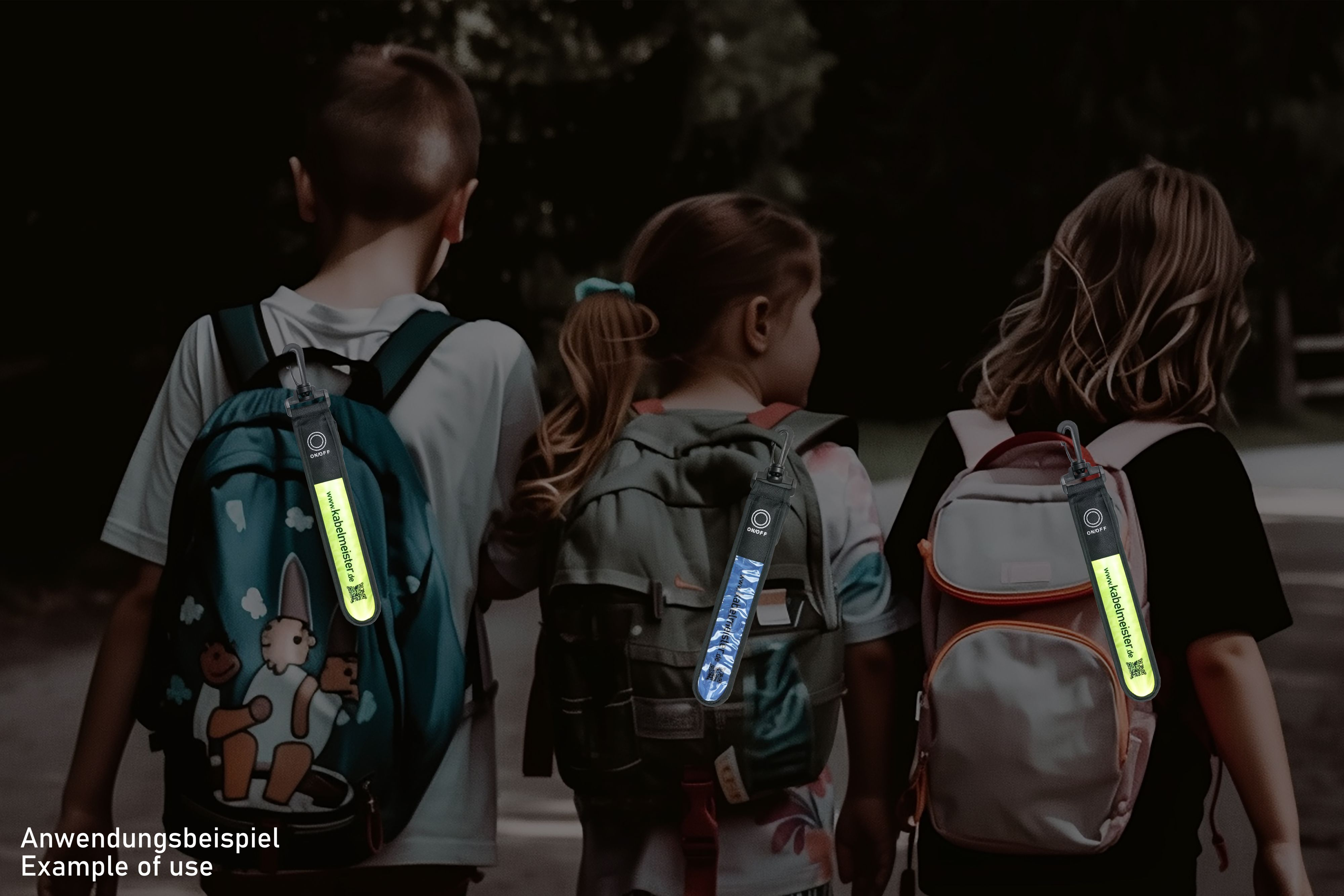Drei Kinder mit Rucksäcken, die reflektierende Sicherheitsanhänger tragen.