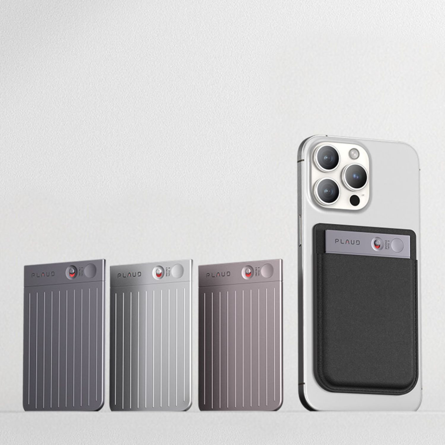 Telefon i trzy uchwyty na karty. Telefon ma dołączony uchwyt na kartę. Wszystkie przedmioty są szare.