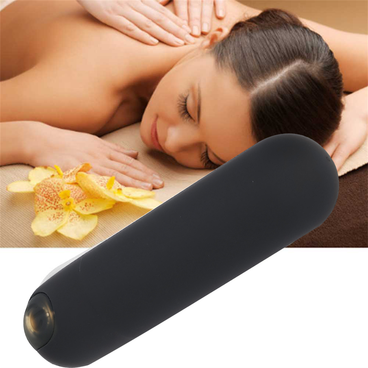 Frau bekommt eine Rückenmassage mit einem schwarzen Massagegerät.