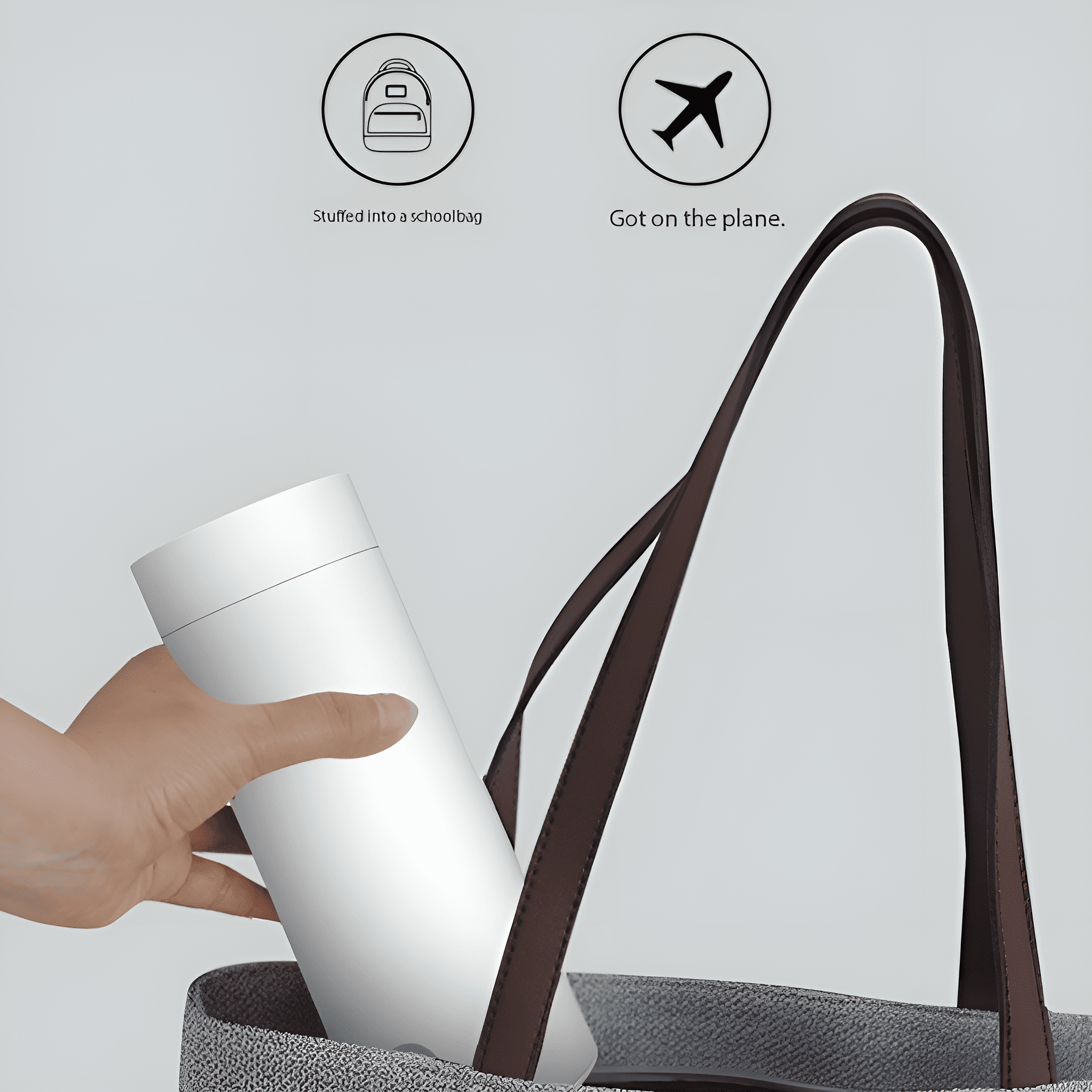 Eine weiße Flasche wird in eine graue Tasche gelegt. Text: „In eine Schultasche gestopft“.