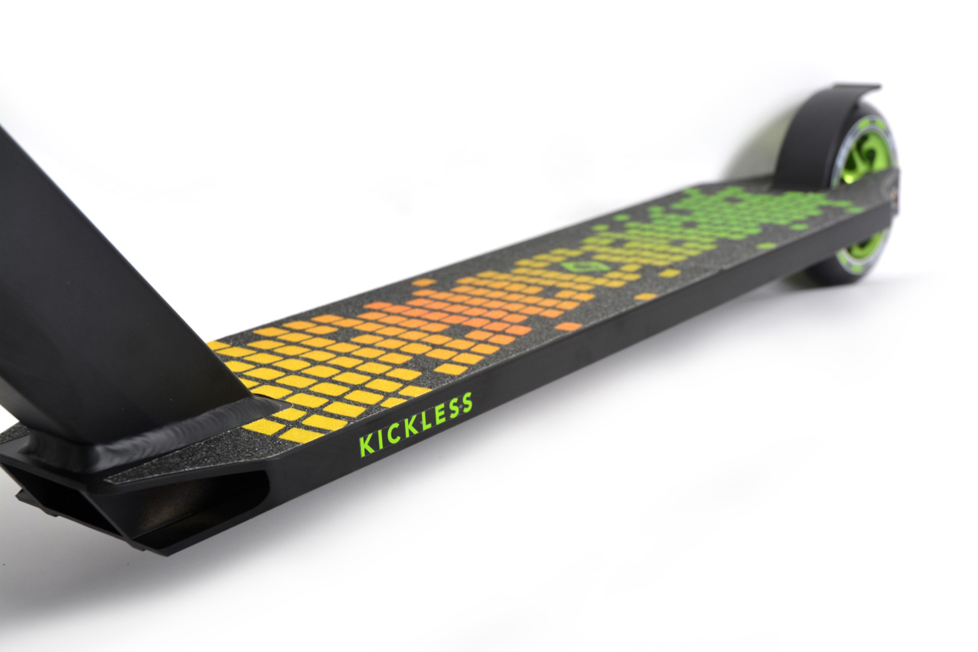 Rollerdeck mit farbenfrohem Design, grünen Rädern und schwarzen Stangen. Weißer Hintergrund.