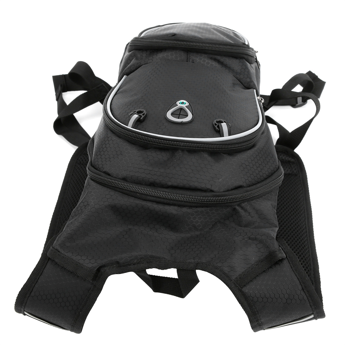 Schwarzer Rucksack mit mehreren Fächern und Gurten, auf weißem Hintergrund.