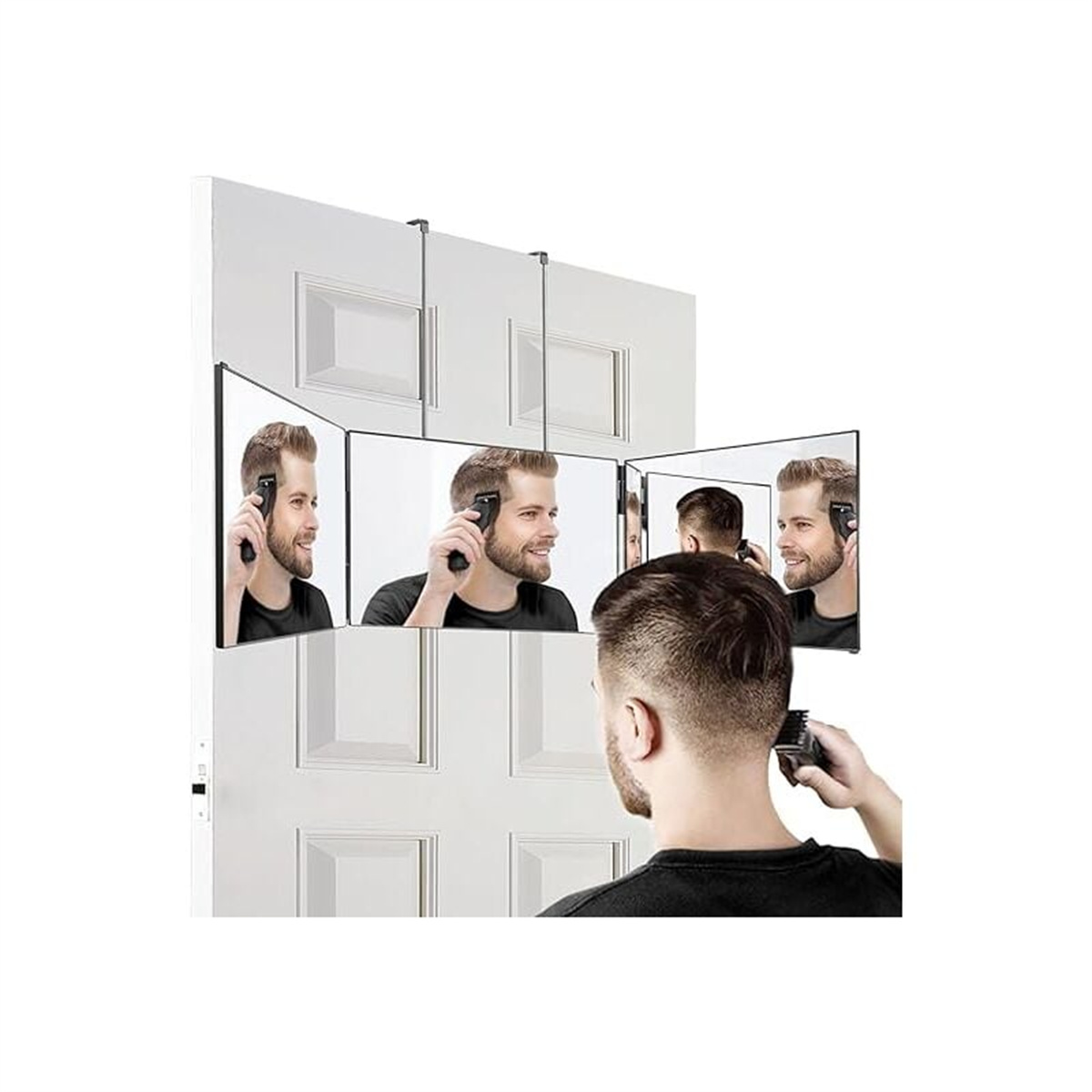 Mann schneidet sich Haare, Spiegel zeigen verschiedene Winkel. Der Mann hält einen Trimmer.