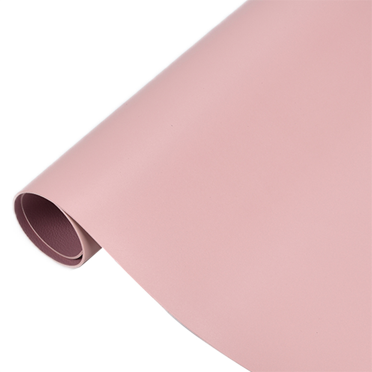 Rosafarbenes, aufgerolltes Papierblatt auf weißem Hintergrund.