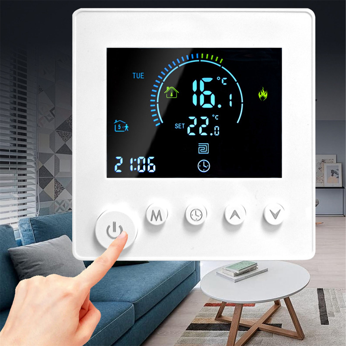 Ein Thermostat mit einer Hand, die eine Taste drückt. Das Display zeigt Zeit, Temperatur und Einstellungen.
