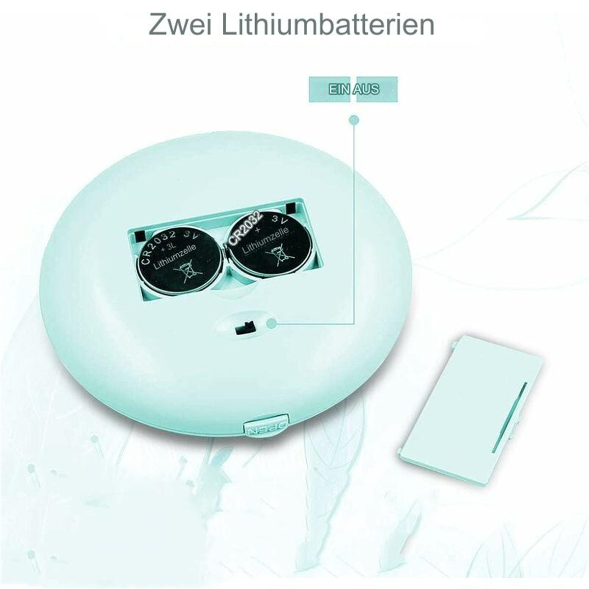 Nahaufnahme der Rückseite eines Geräts mit zwei Batterien und einer Fachklappe, beschriftet auf Deutsch.