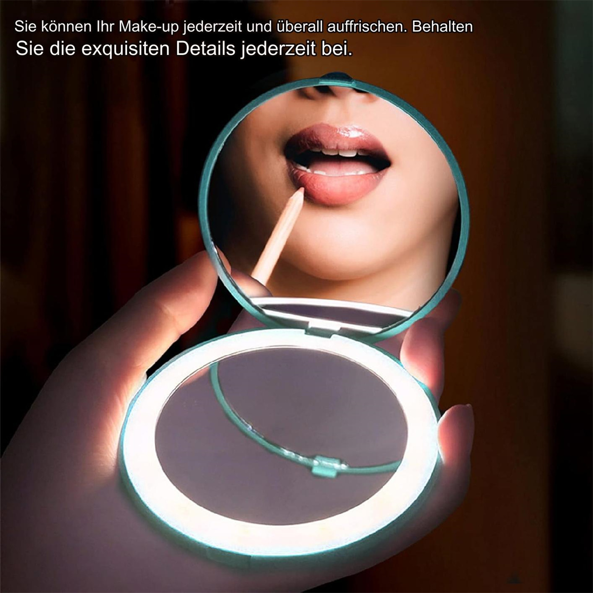 Eine Hand hält einen beleuchteten, runden Spiegel. Das Gesicht einer Frau wird reflektiert, die Lippenstift aufträgt.