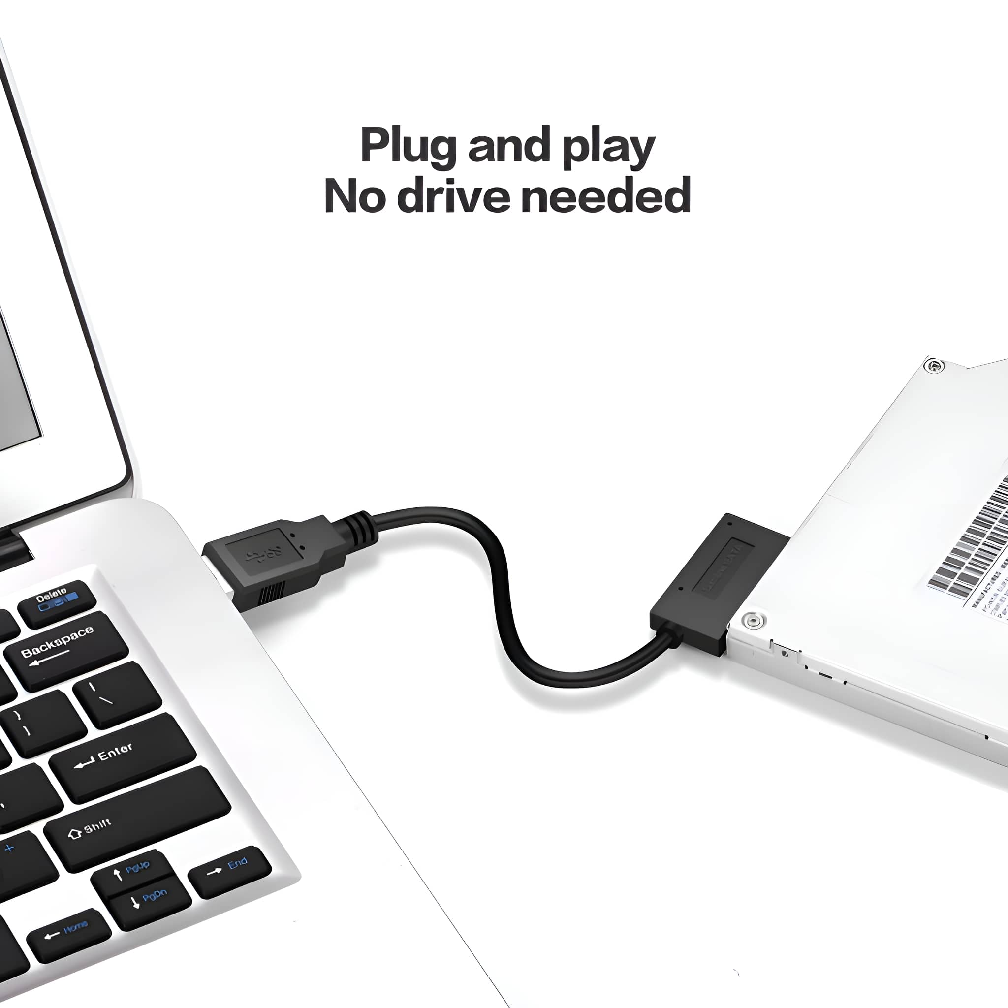Ein Laptop ist über ein USB-Kabel mit einer externen Festplatte verbunden. Text sagt: 'Plug and play No drive needed'.