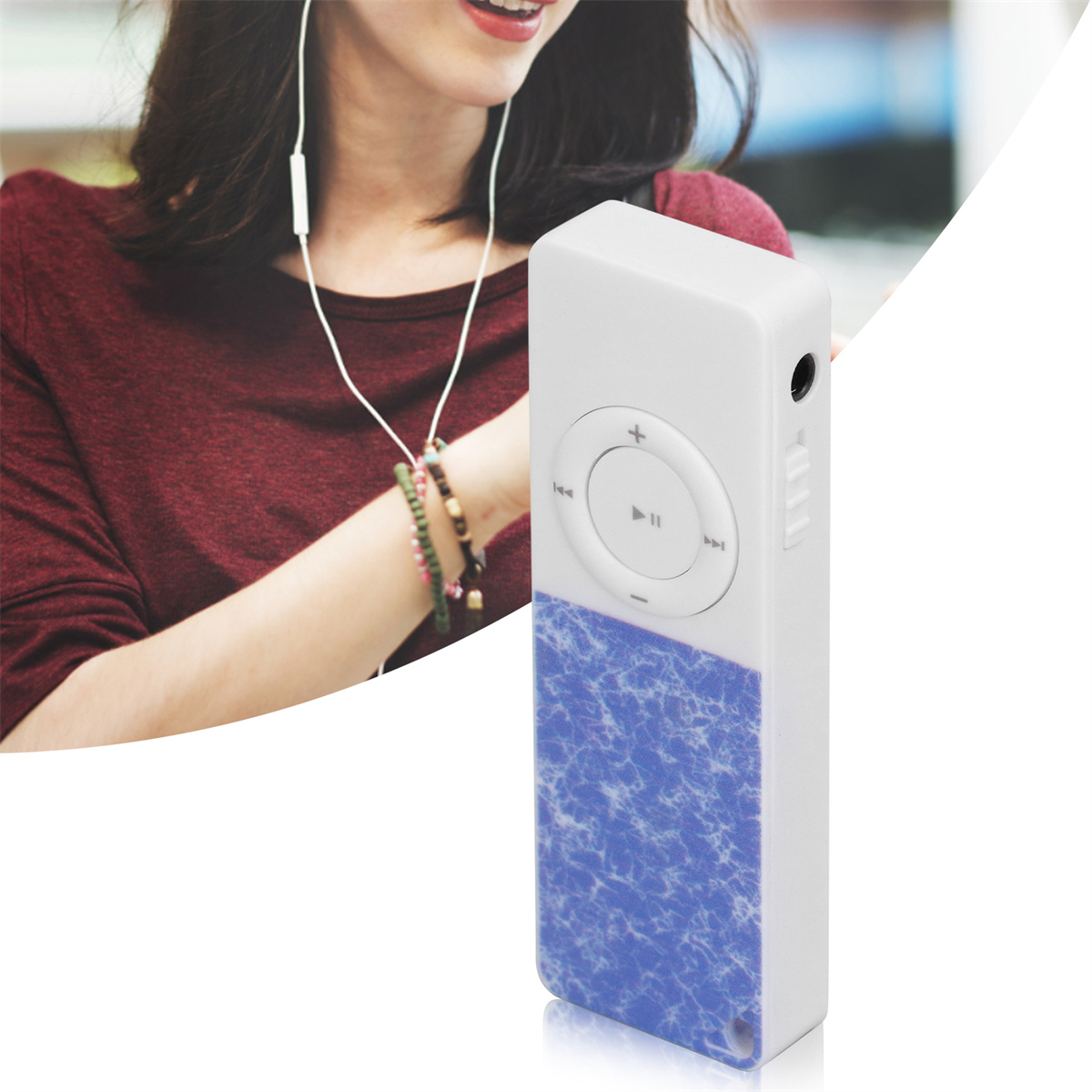 Weißer MP3-Player mit Bedienelementen und blauem Muster. Eine Frau hört Musik im Hintergrund.