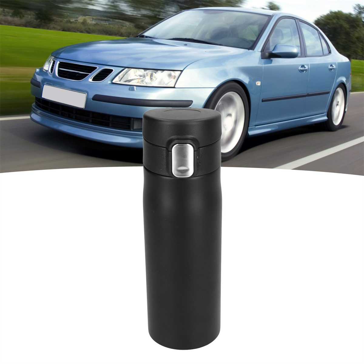 Schwarze Thermoskanne mit silbernem Knopf, mit einem Auto im Hintergrund.