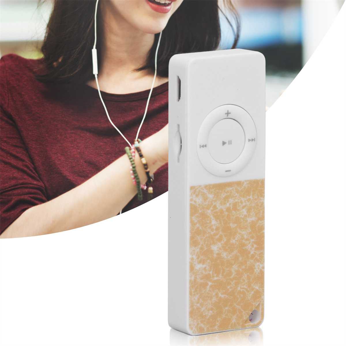 Person mit Kopfhörern und weißem MP3-Player mit weißem und beigefarbenem Marmormuster im Fokus.