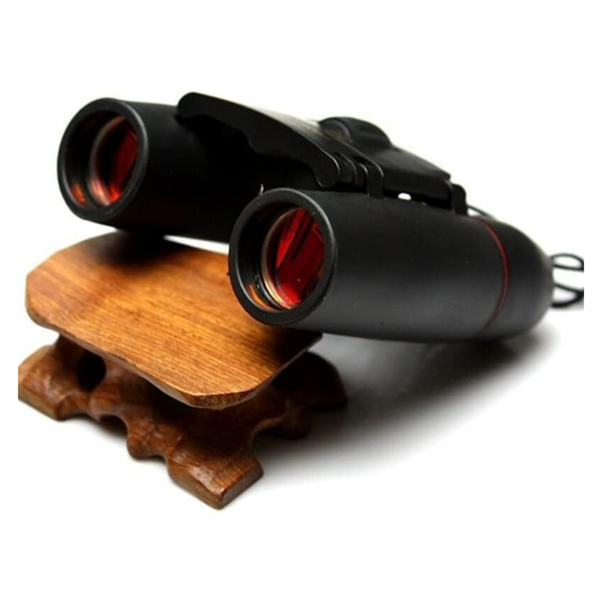 Schwarzes Fernglas mit roten Linsen auf einem Holzständer, vor weißem Hintergrund.