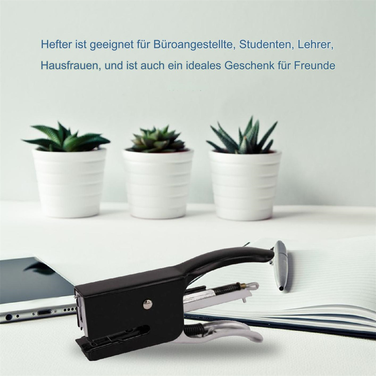 Schwarzer Tacker, Stift und Pflanzen auf einem weißen Tisch mit Text im Hintergrund.
