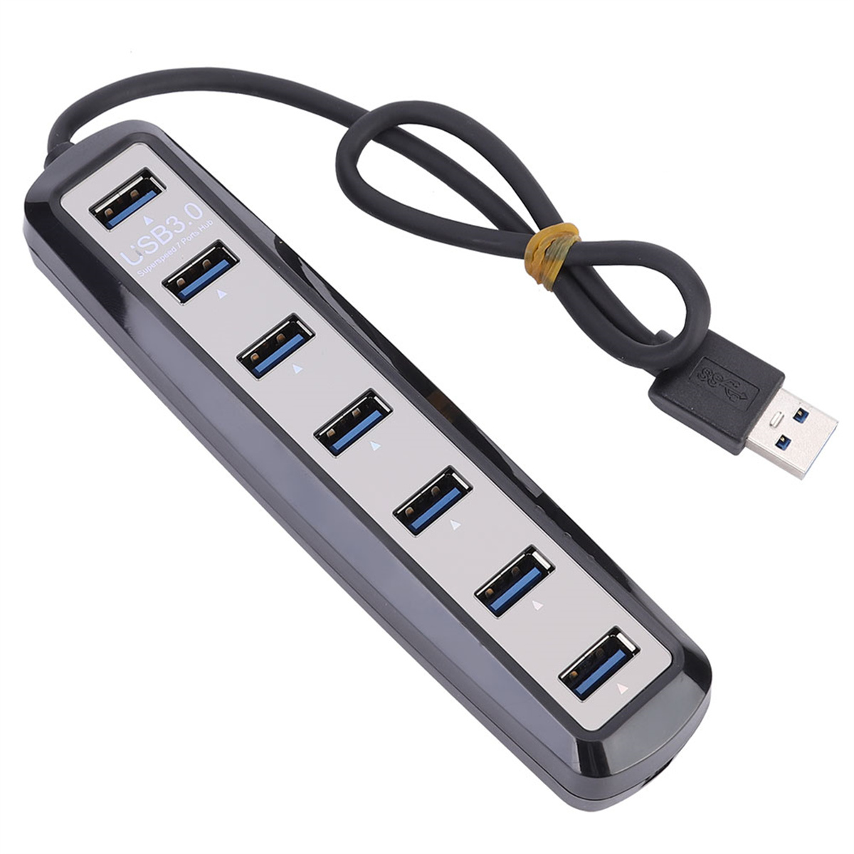 Ein schwarzer USB 3.0-Hub mit 7 Anschlüssen, ein schwarzes Kabel und ein gelbes Gummiband.