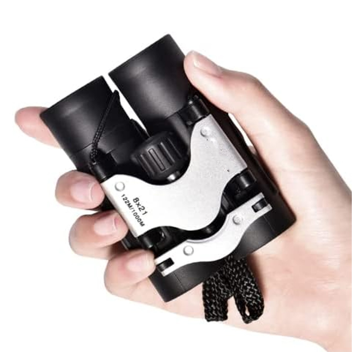 Eine Hand, die ein schwarzes Fernglas mit silbernen Akzenten hält, abgewinkelt zum Betrachten.