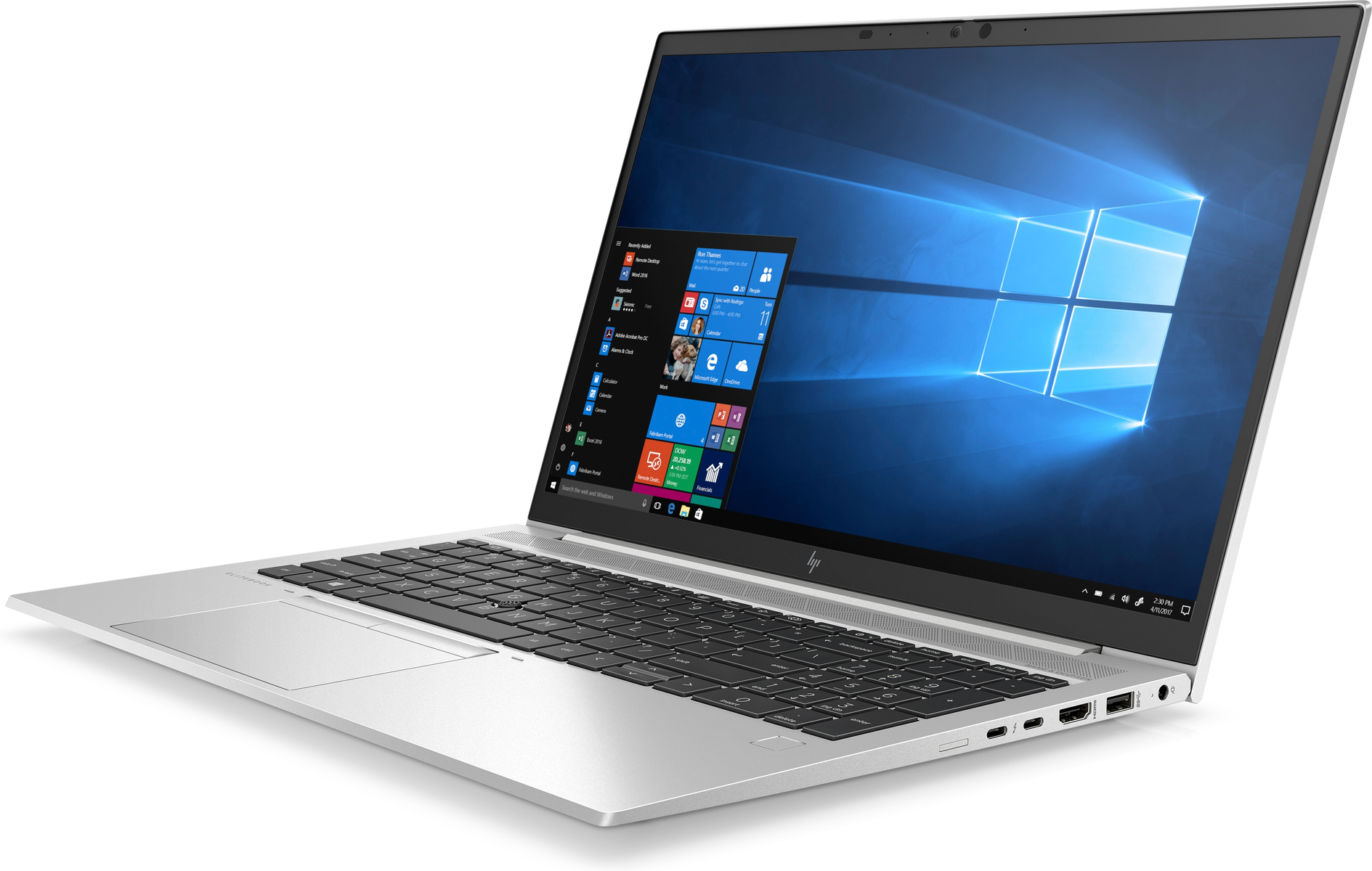 Ein silberner HP Laptop, geöffnet, auf einer weißen Oberfläche abgewinkelt. Der Bildschirm zeigt eine Windows-Oberfläche.