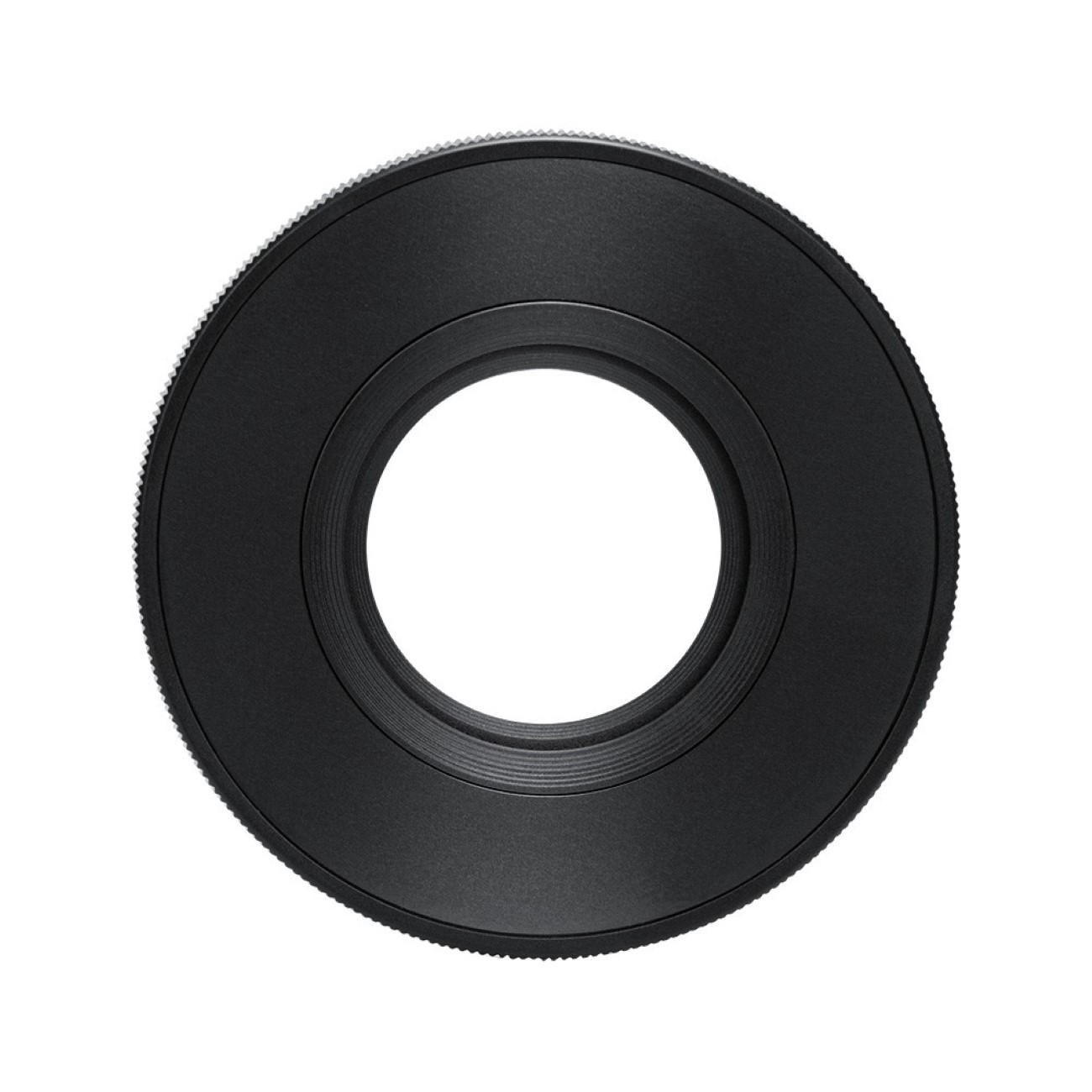 Schwarzer Objektivadapterring mit kreisförmiger Form. Es ist eine Nahaufnahme.