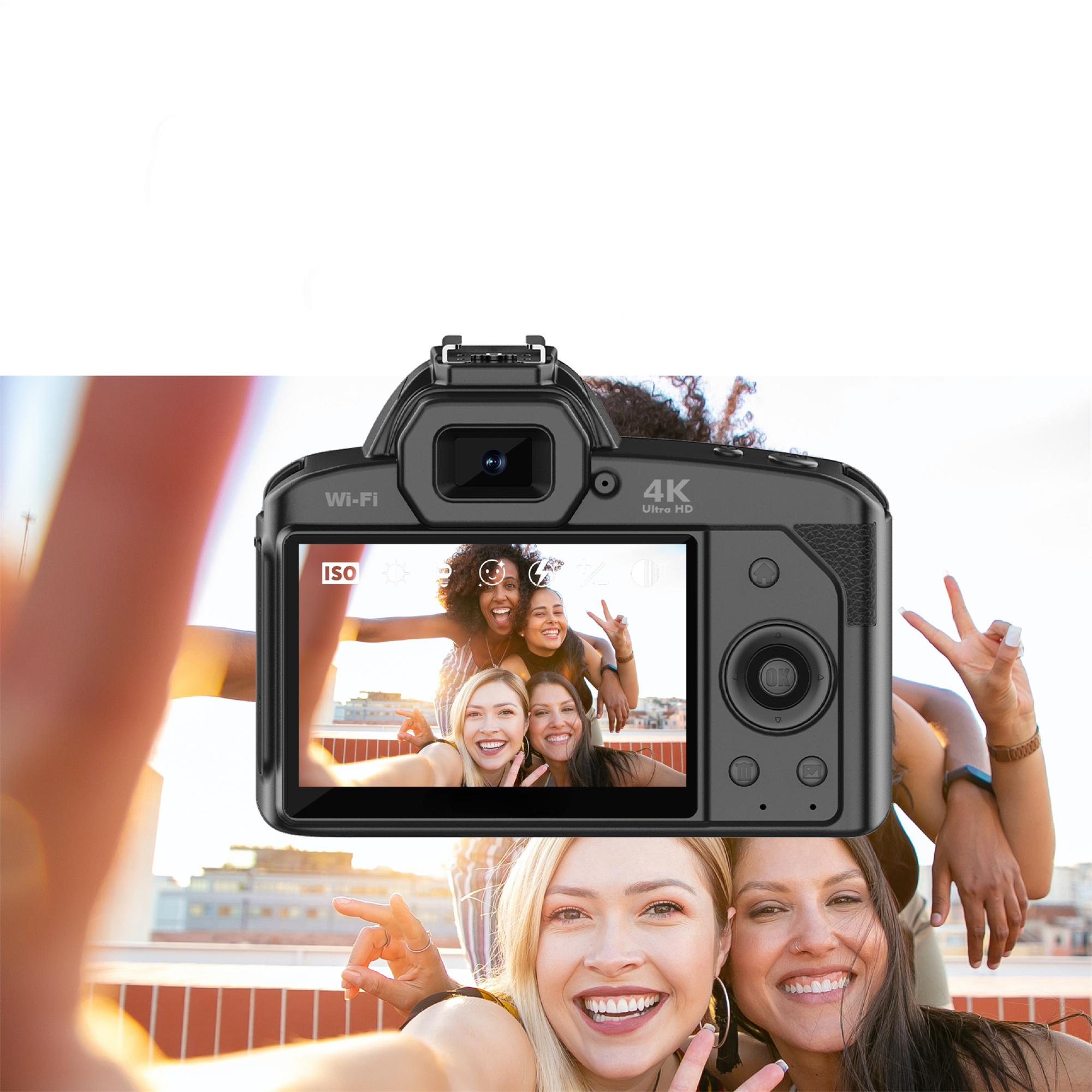 Eine Kamera, die ein Selfie von vier lächelnden Frauen anzeigt. Die Kamera wird von einer Person gehalten.