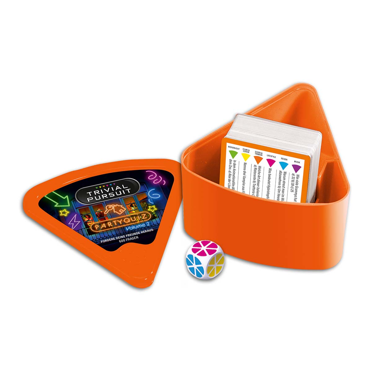 Eine geöffnete Trivial Pursuit-Box mit Spielsteinen und einem Würfel. Orangefarbene Box und weiße Karten.