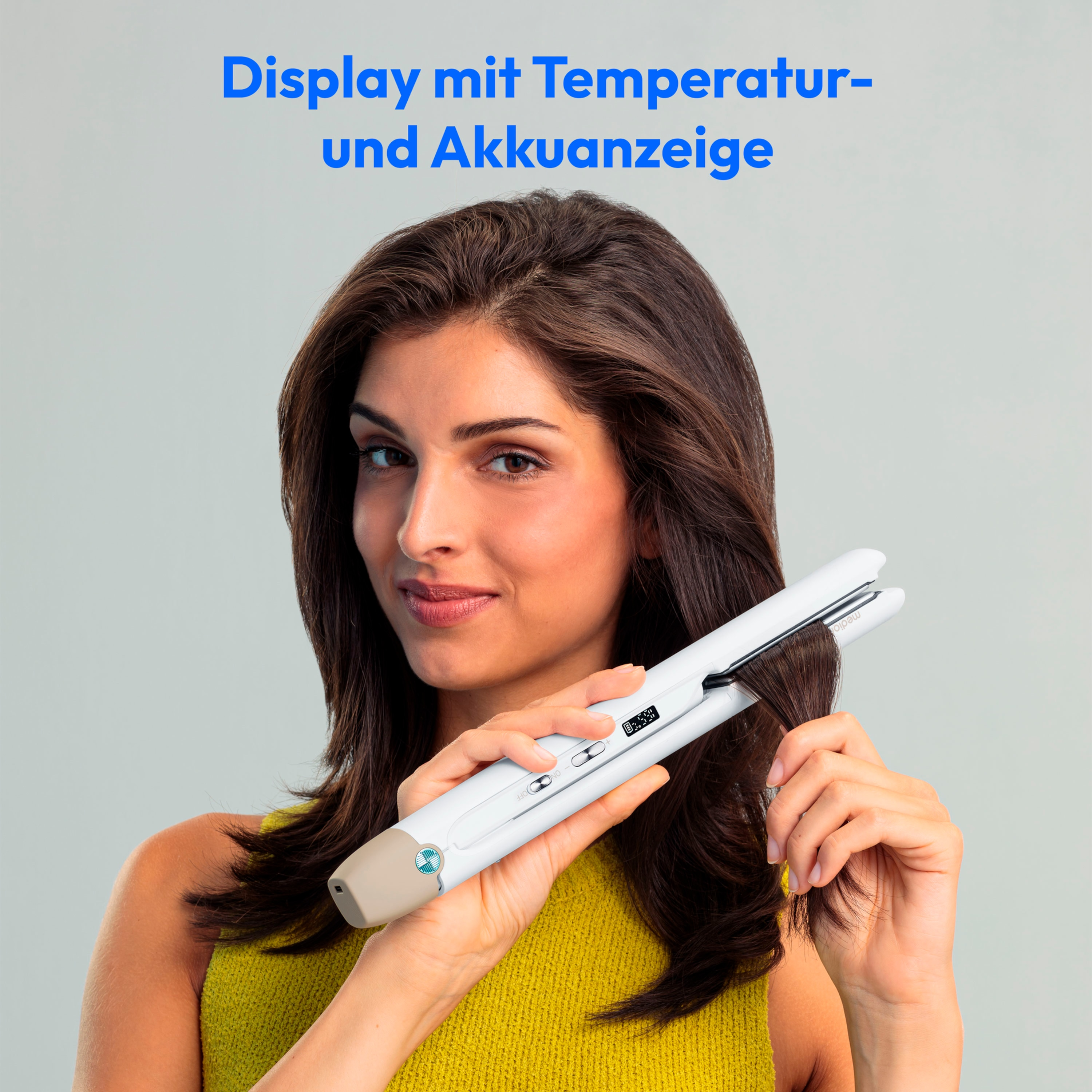 Een vrouw die een witte stijltang gebruikt. Tekst: Display met temperatuur en batterij.