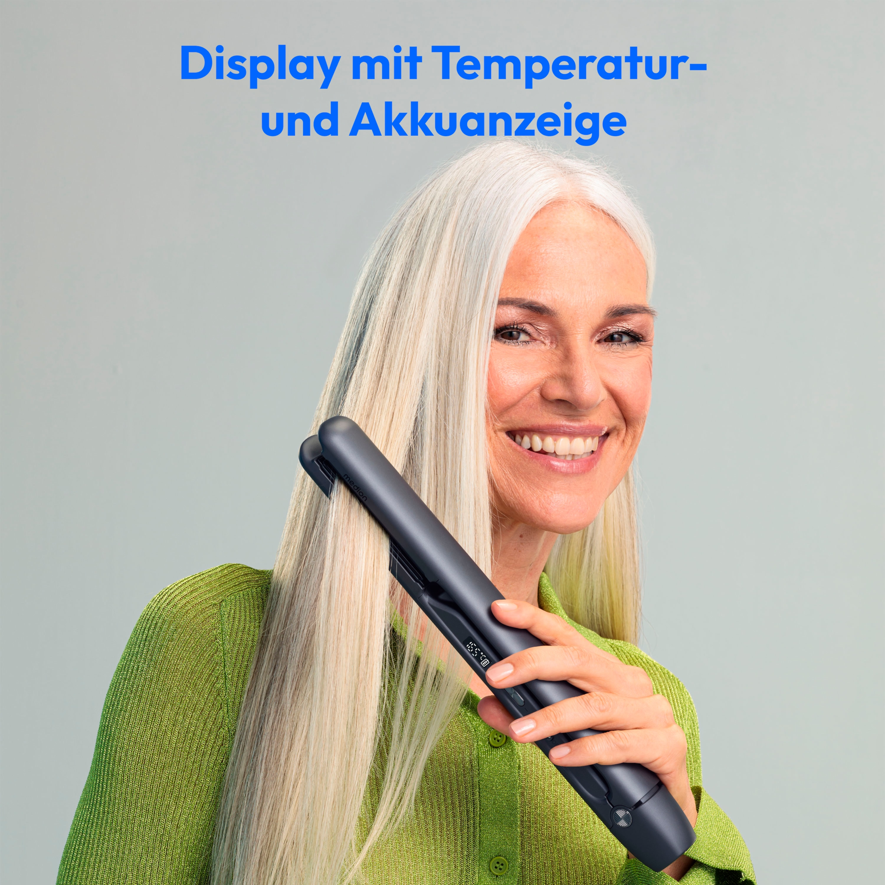 Frau mit langen weißen Haaren benutzt einen Haarglätter. Text sagt Anzeige mit Temperatur und Akku.