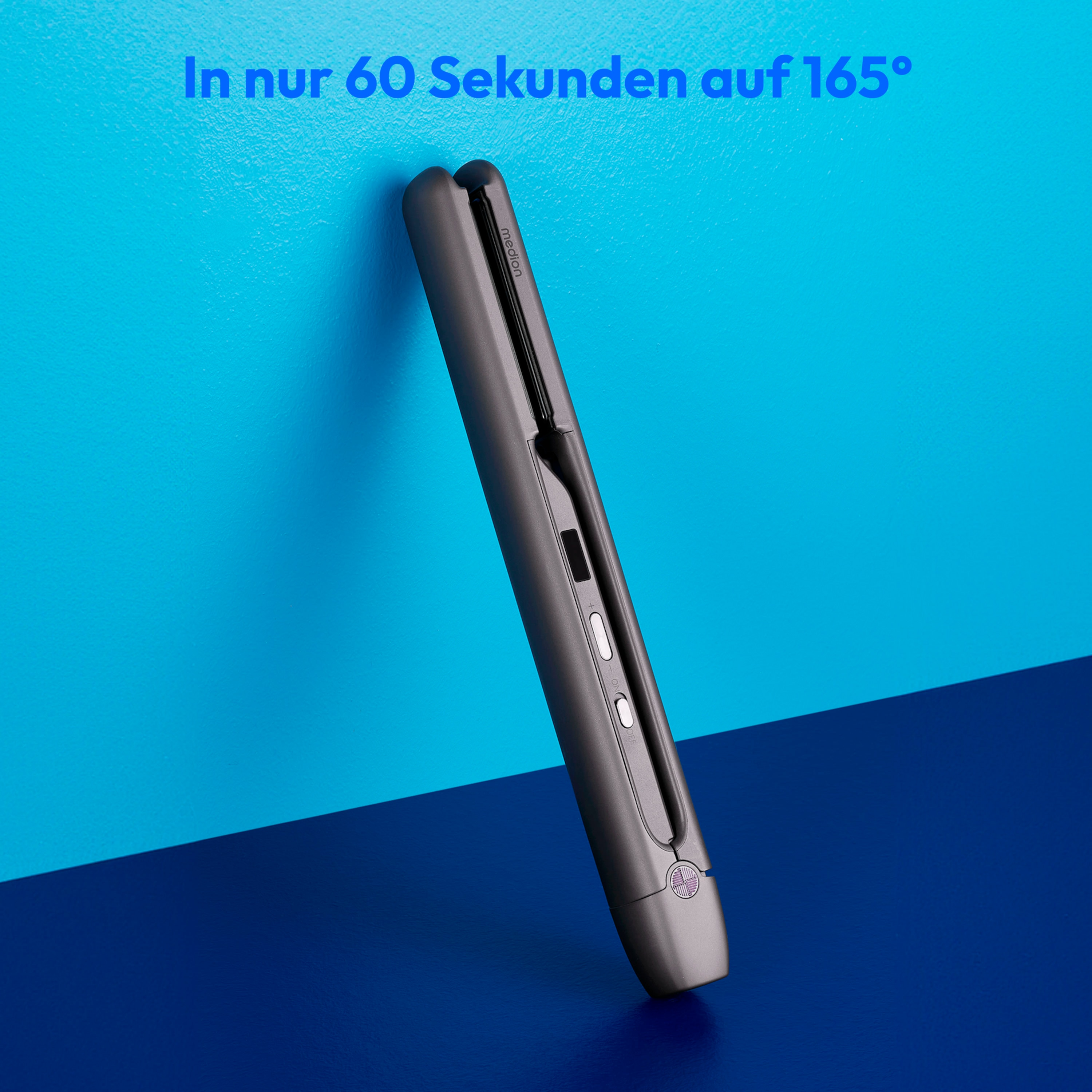 Graues Glätteisen lehnt an einer blau-dunkelblauen Wand. Text auf Deutsch: 165°C in 60 Sekunden.