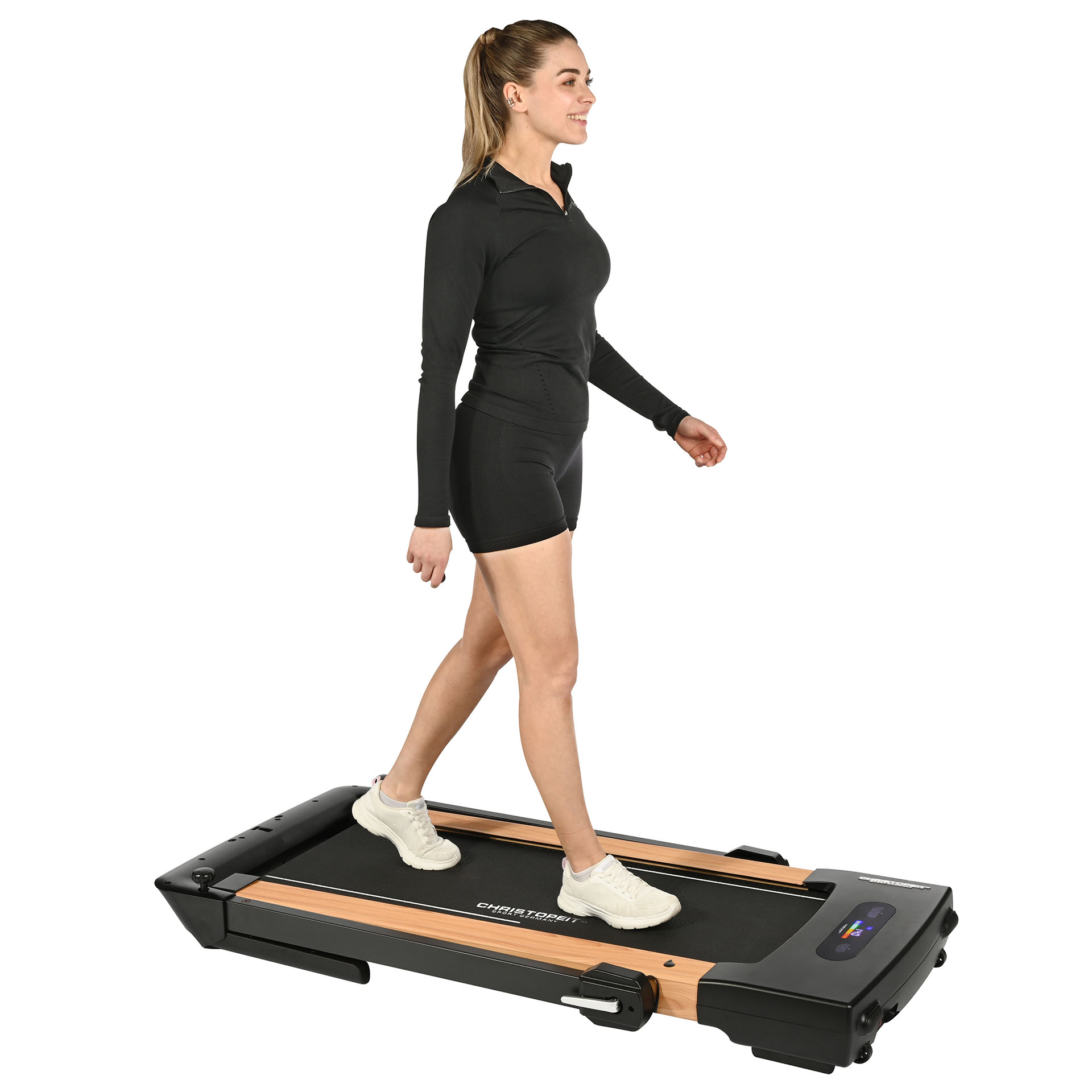 Frau geht auf einem schwarzen und holzfarbenen Laufband. Sie trägt schwarze Sportkleidung.