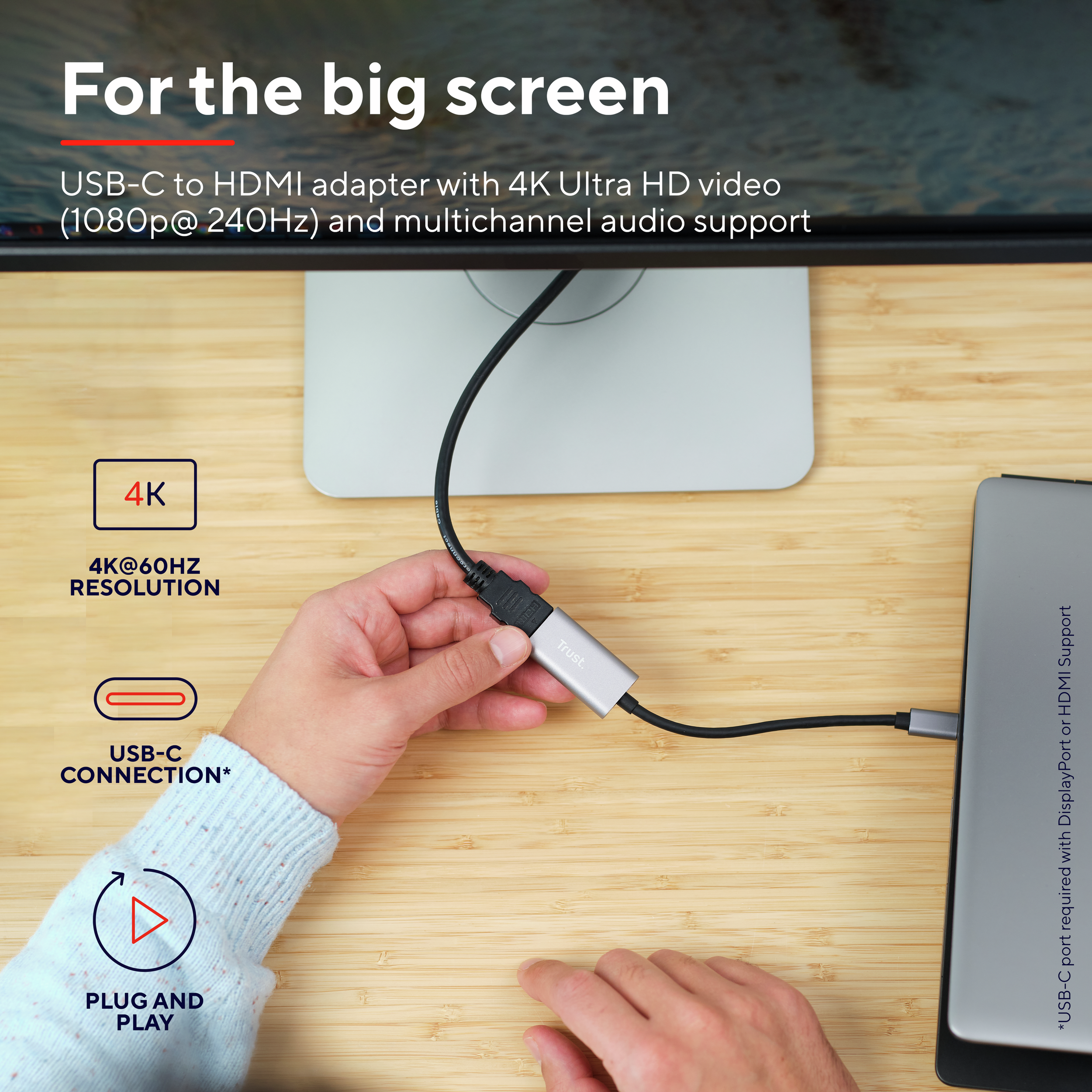 Een hand die een USB-C-kabel vasthoudt die is aangesloten op een zilveren adapter. Tekst op het scherm is zichtbaar.