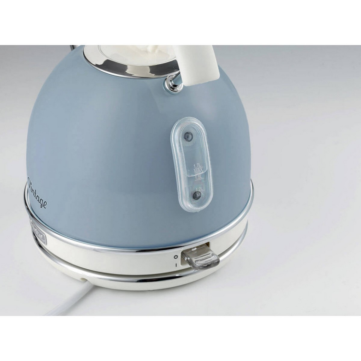 Een blauwe en witte retro-stijl waterkoker, op een wit oppervlak.