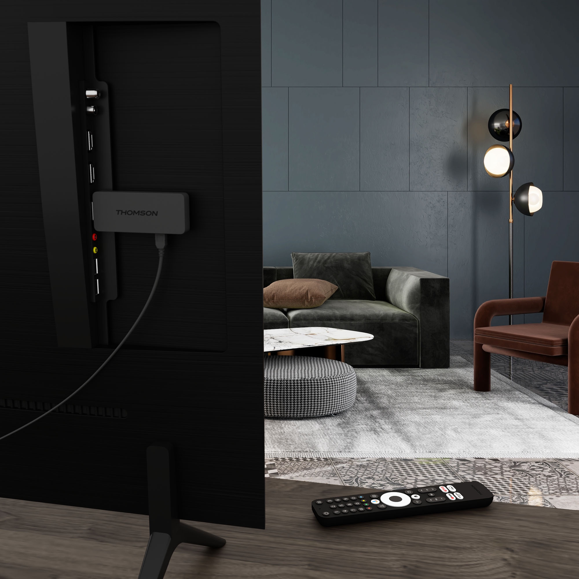 Rückansicht des Fernsehers mit einem schwarzen Thomson-Dongle. Ein modernes Wohnzimmer ist der Hintergrund.