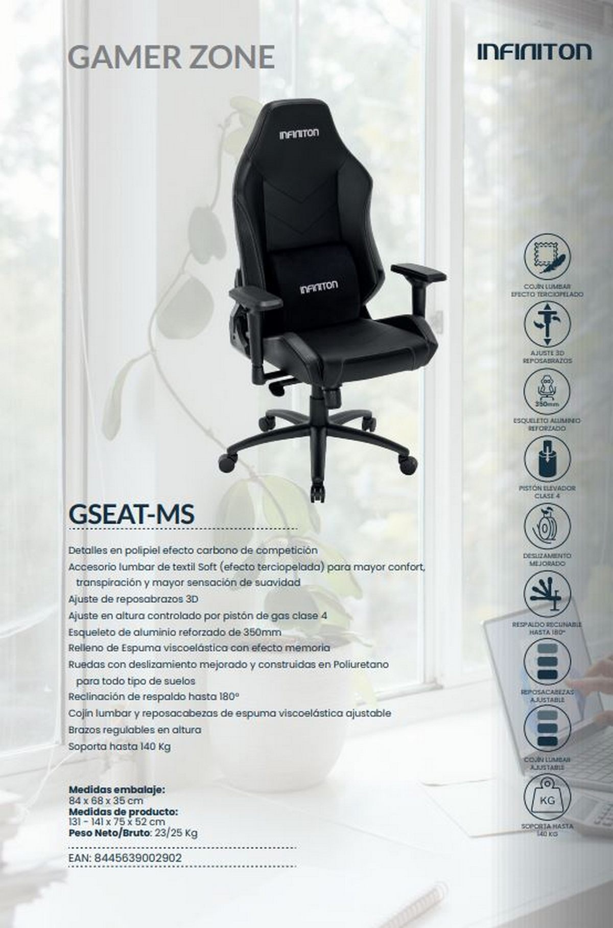 Silla gamer negra con detalles de texto, sobre fondo blanco, con una ventana al fondo.