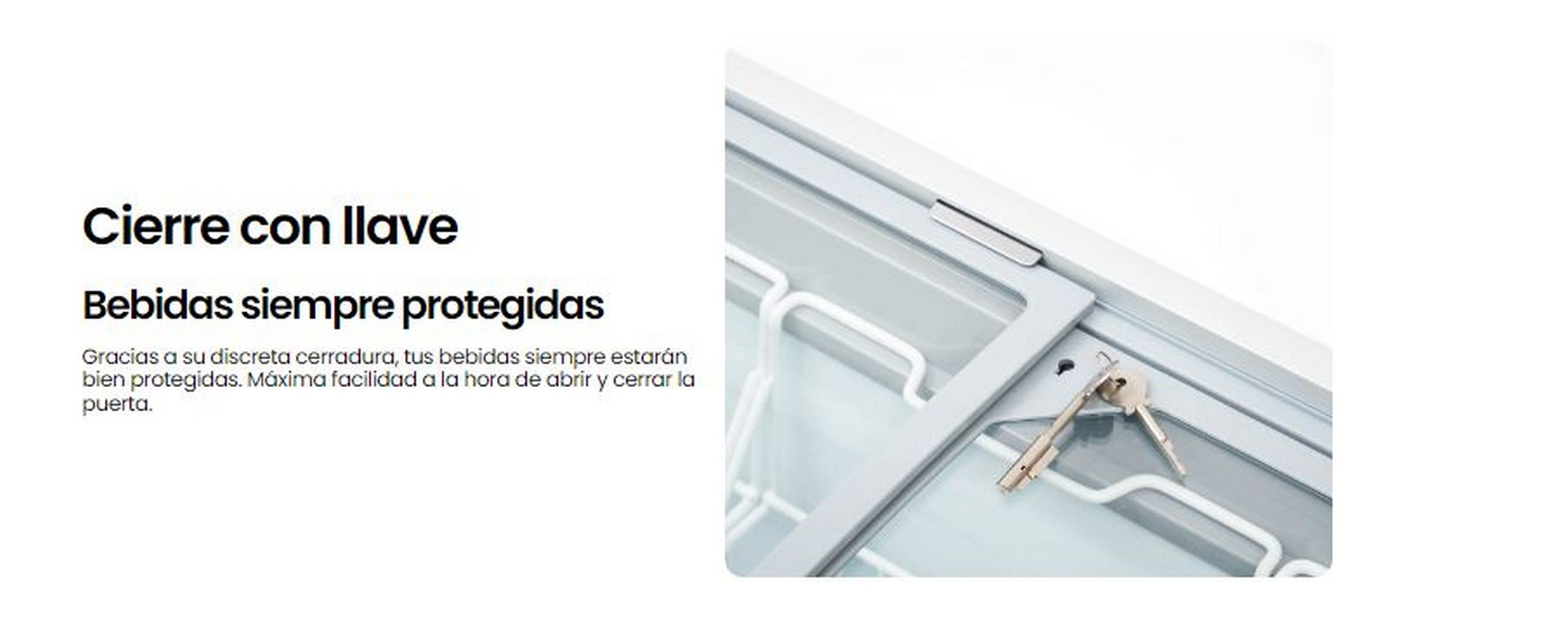 Primer plano de una puerta de nevera con cerradura de llave. Las llaves están puestas.