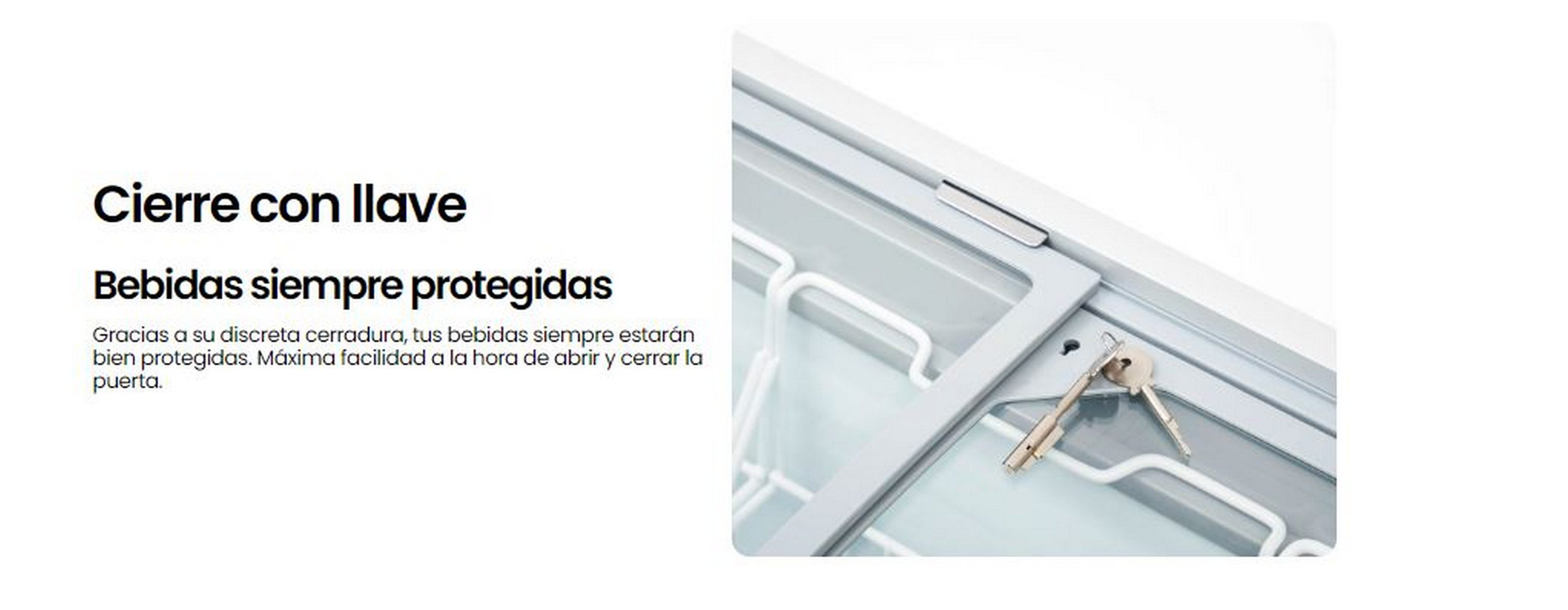 Primer plano de una puerta de refrigerador con cerradura y llaves, con texto en español.