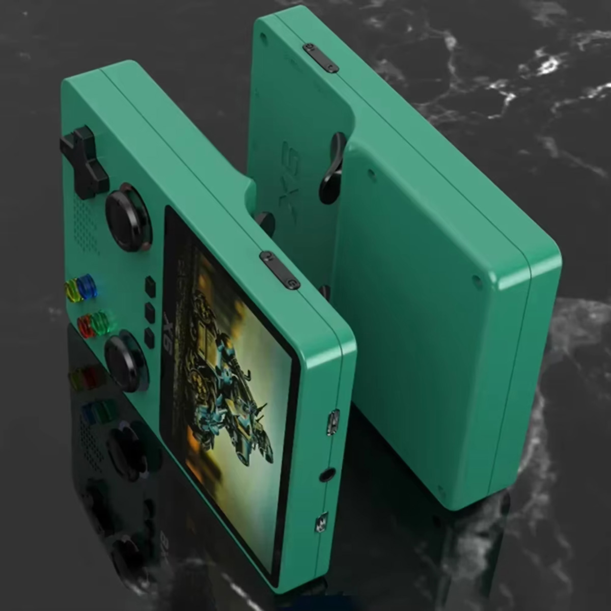 Una consola de juegos portátil verde con botones y una pantalla que muestra un juego.
