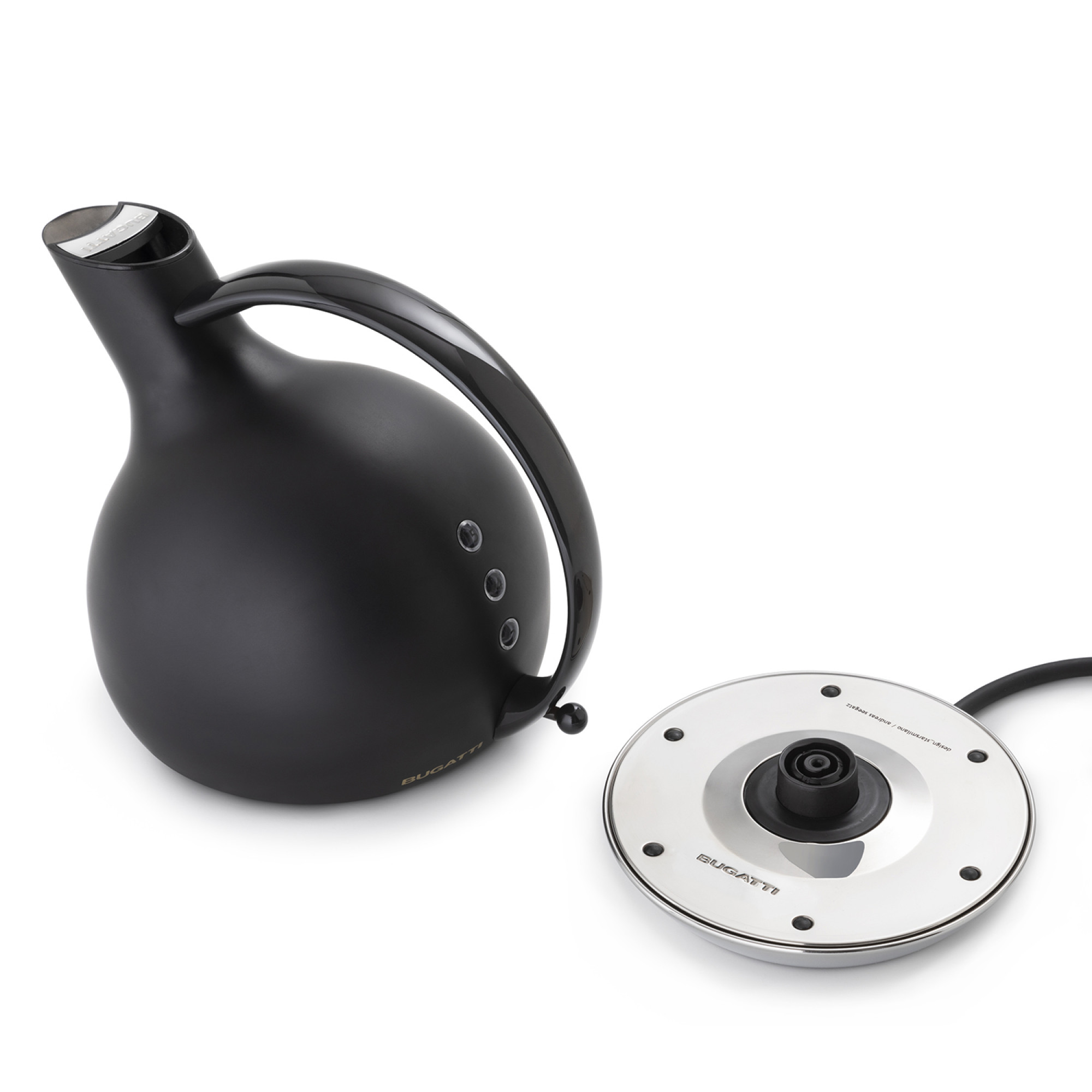 Bollitore elettrico nero con manico e base neri. Isolato su sfondo bianco.