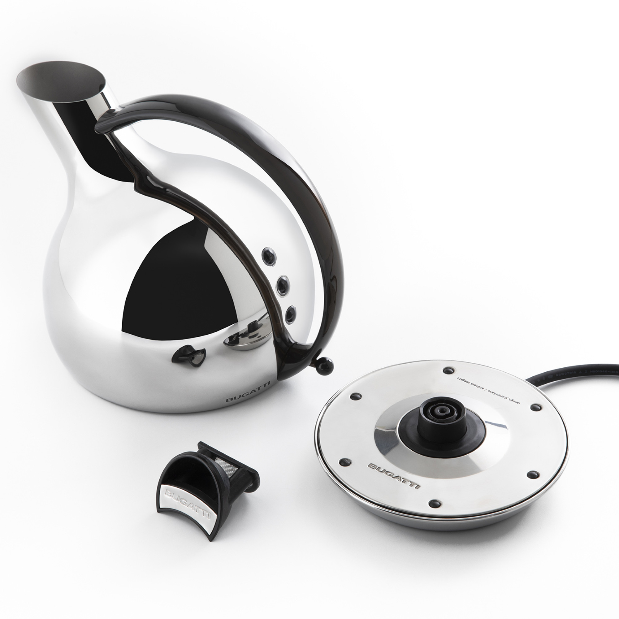 Bollitore elettrico argentato con manico e base neri. Un filtro accanto alla base. Sfondo bianco.