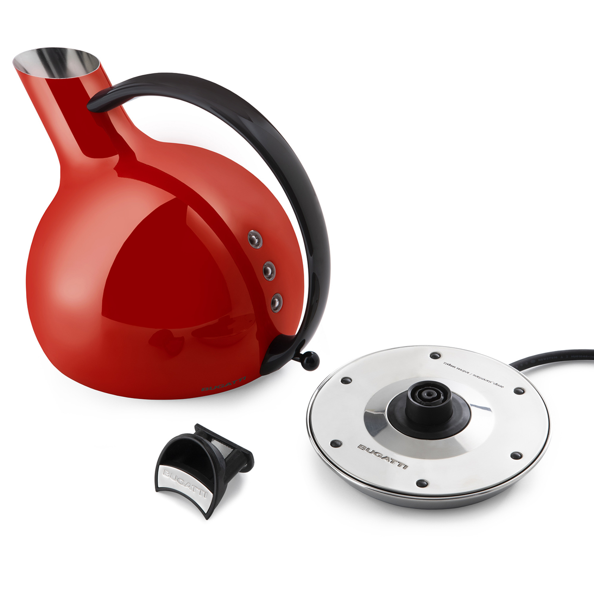 Bollitore elettrico rosso con manico e base neri, e parti staccate. Marchio Bugatti visibile.