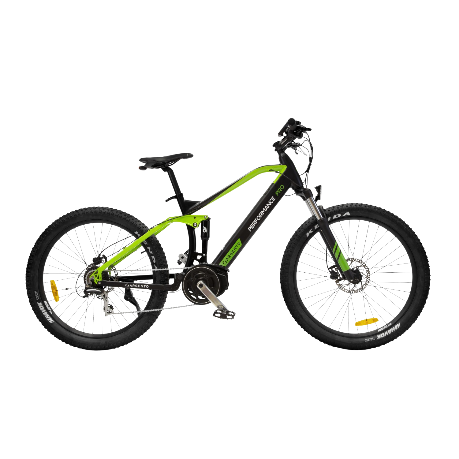 Un VTT avec des accents verts sur un cadre noir. Les pneus sont épais et le fond est noir.