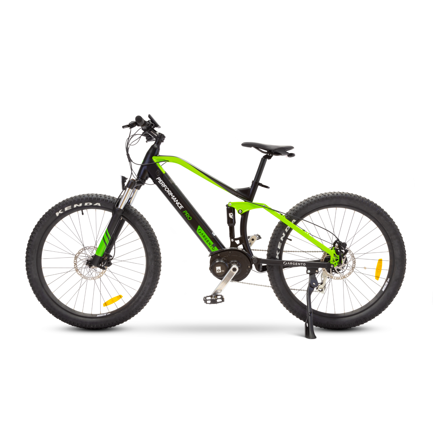 Un VTT noir et vert est montré de côté, avec un fond blanc.