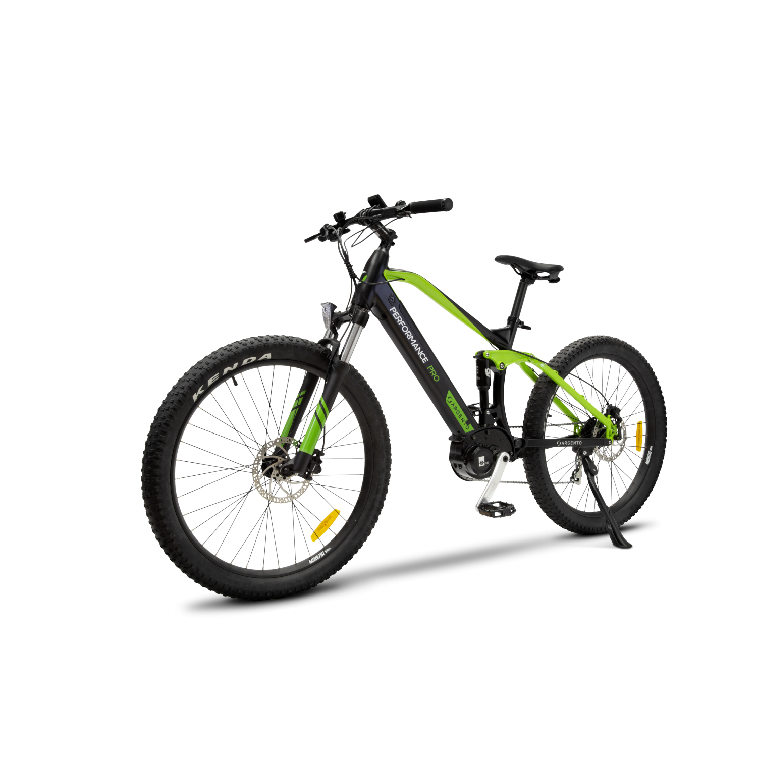 Un vélo électrique vert et noir. Il est incliné vers la droite sur un fond noir.
