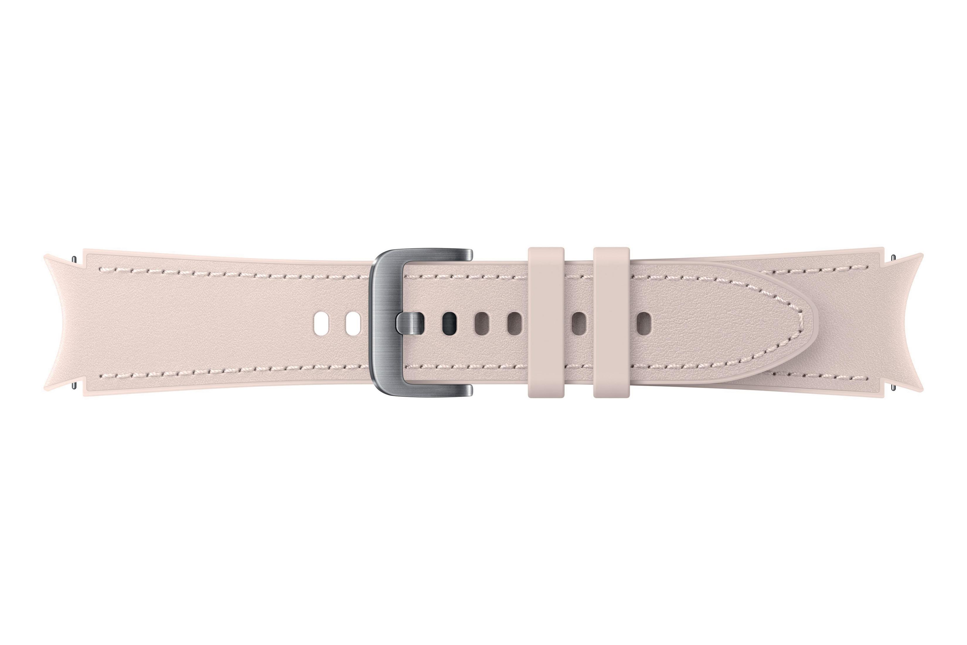 Una correa de reloj en color rosa claro con una hebilla plateada.