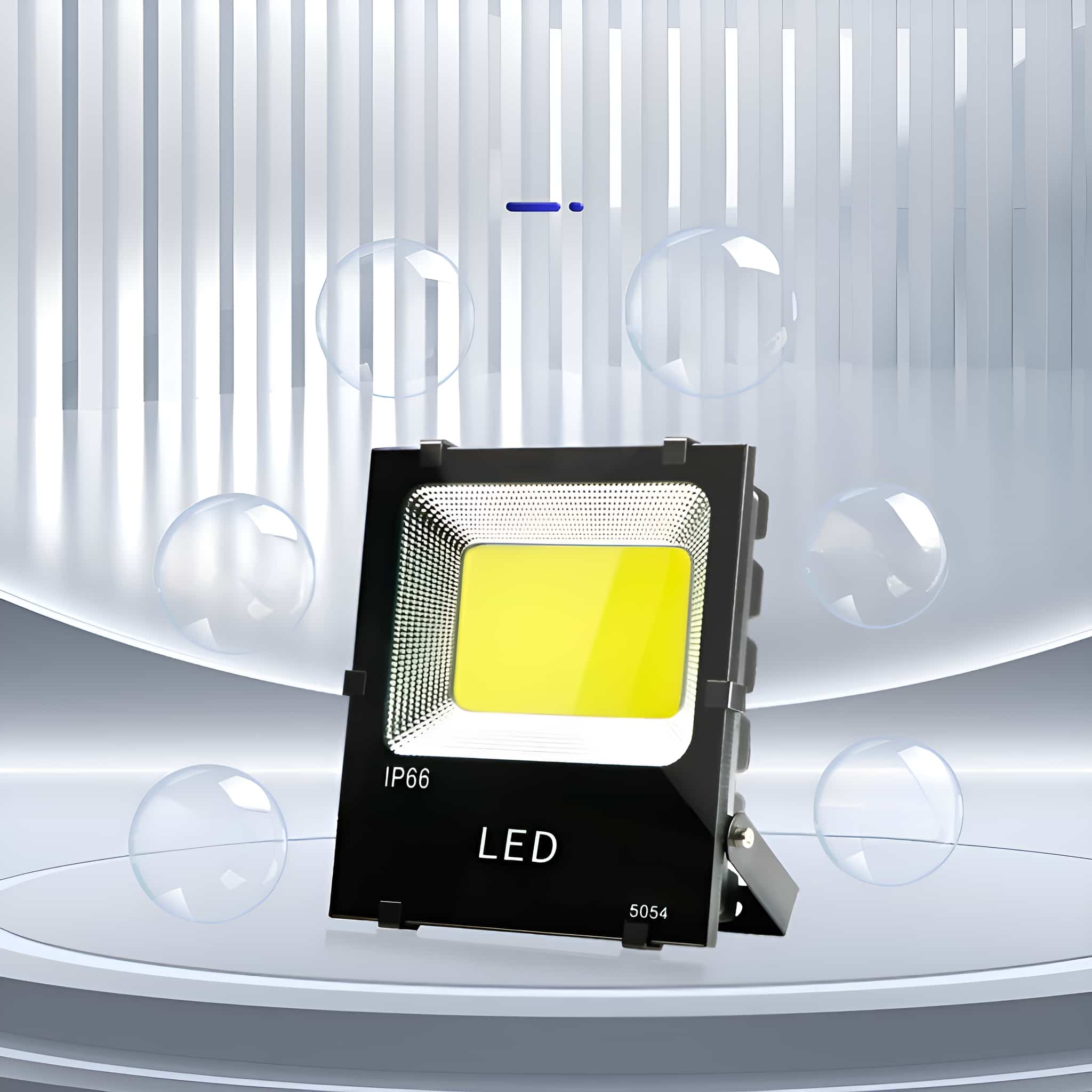 Ein schwarzer LED-Flutlichtstrahler mit hellem weißem Licht, in einem Studio-Setting mit Blasen.