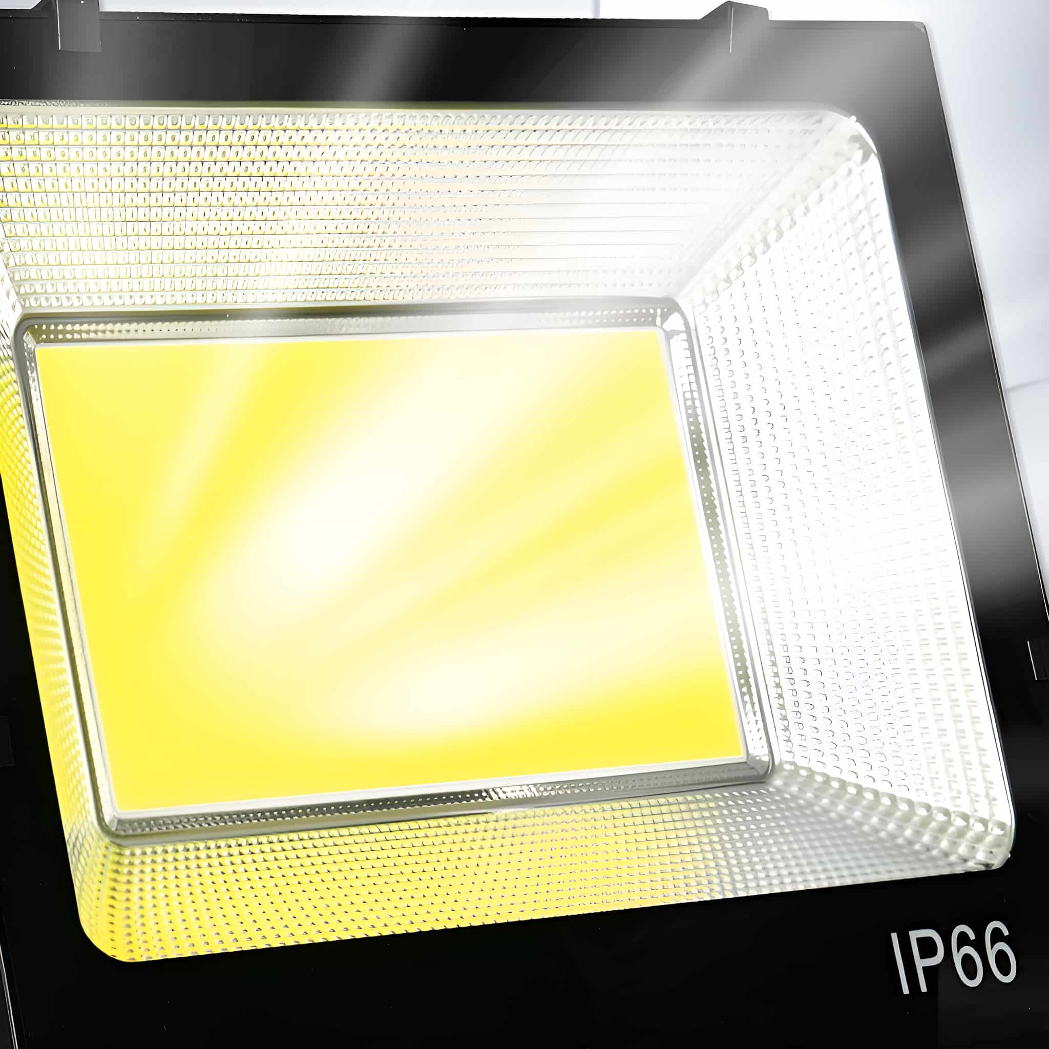 Nahaufnahme einer hellen rechteckigen LED-Leuchte mit schwarzem Rahmen und 'IP66'-Markierung.