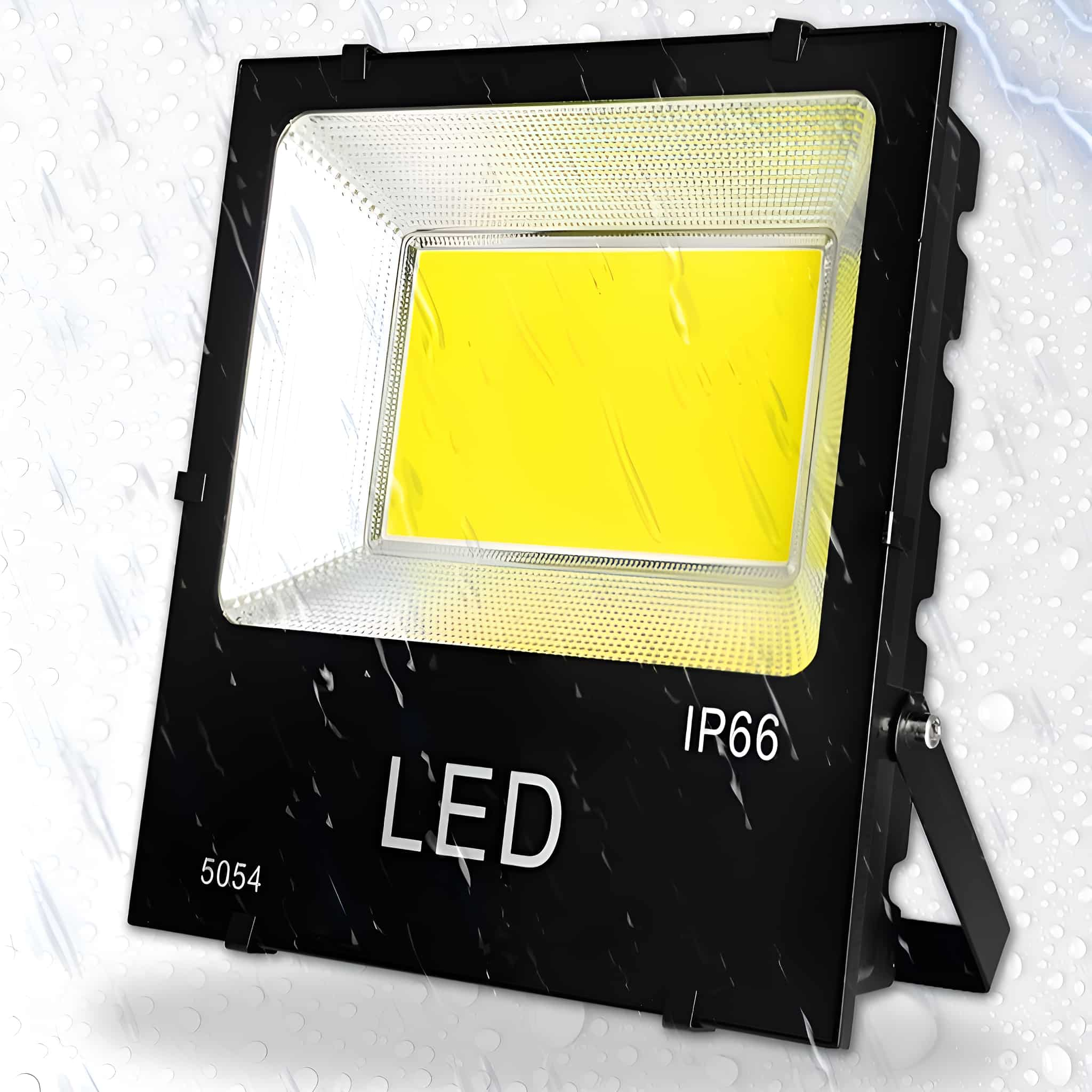 Ein schwarzer LED-Fluter mit gelber Mitte und Wasserspritzereffekt.