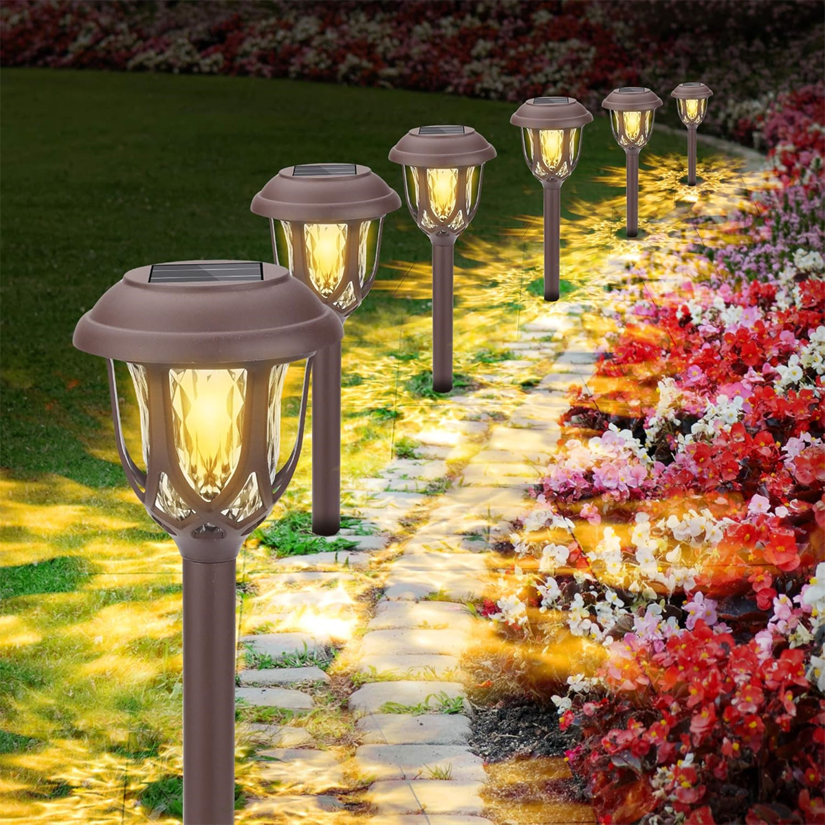 Pfad mit Solar-Gartenleuchten, die warmes Licht ausstrahlen, Pflanzen im Hintergrund in der Dämmerung.
